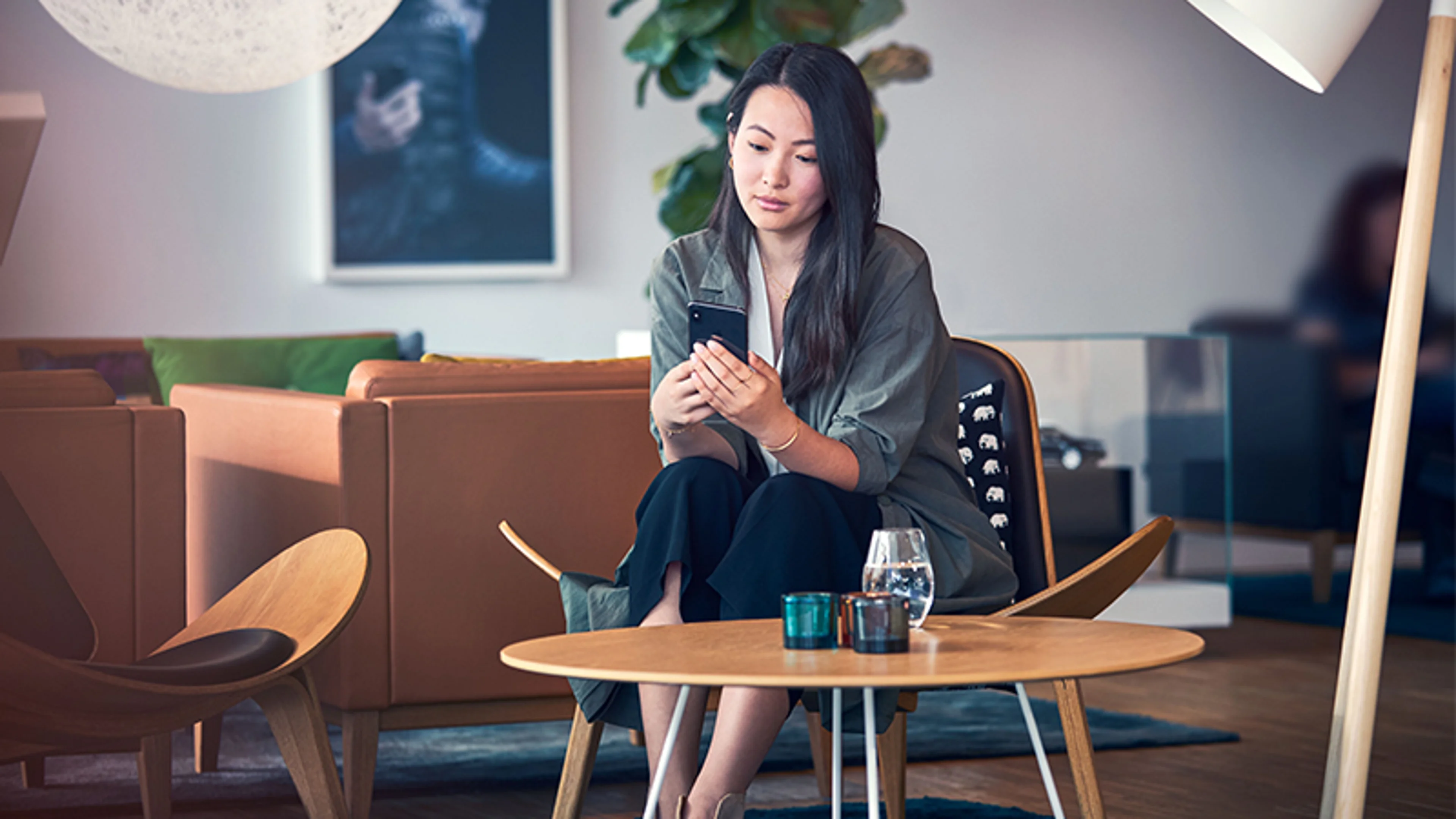 Femme assise regardant son téléphone