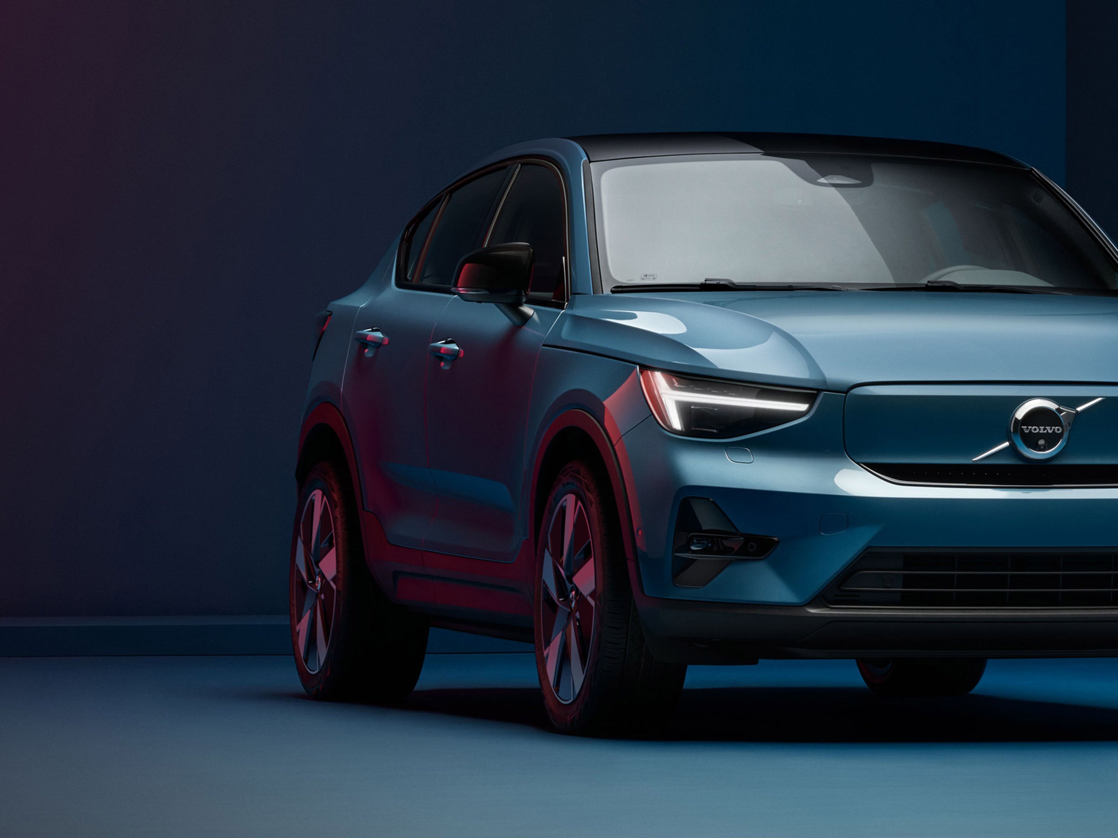 Blå EC40 som står i ett blått rum