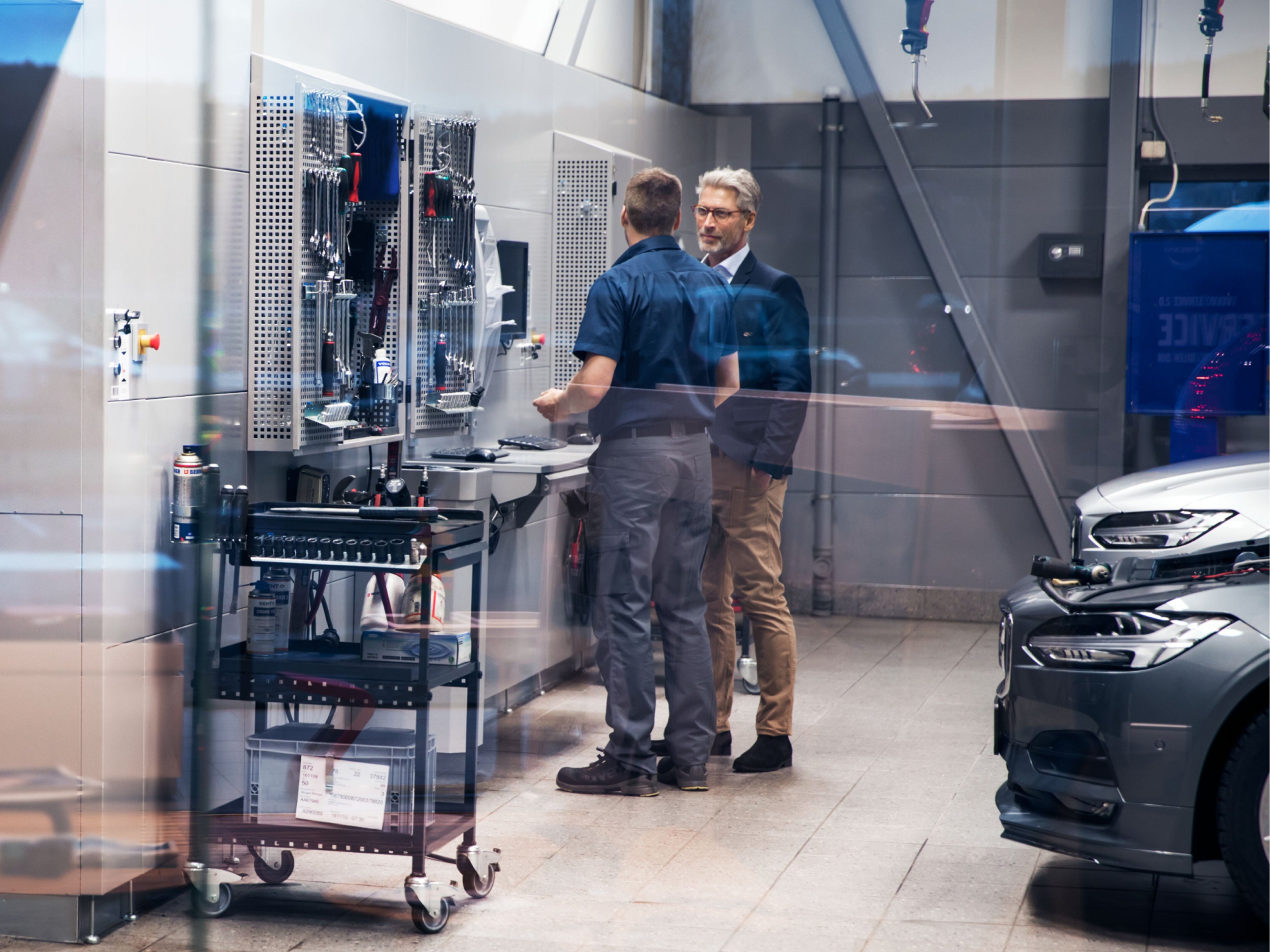 Un técnico Volvo atendiendo a un cliente en un centro de servicio.