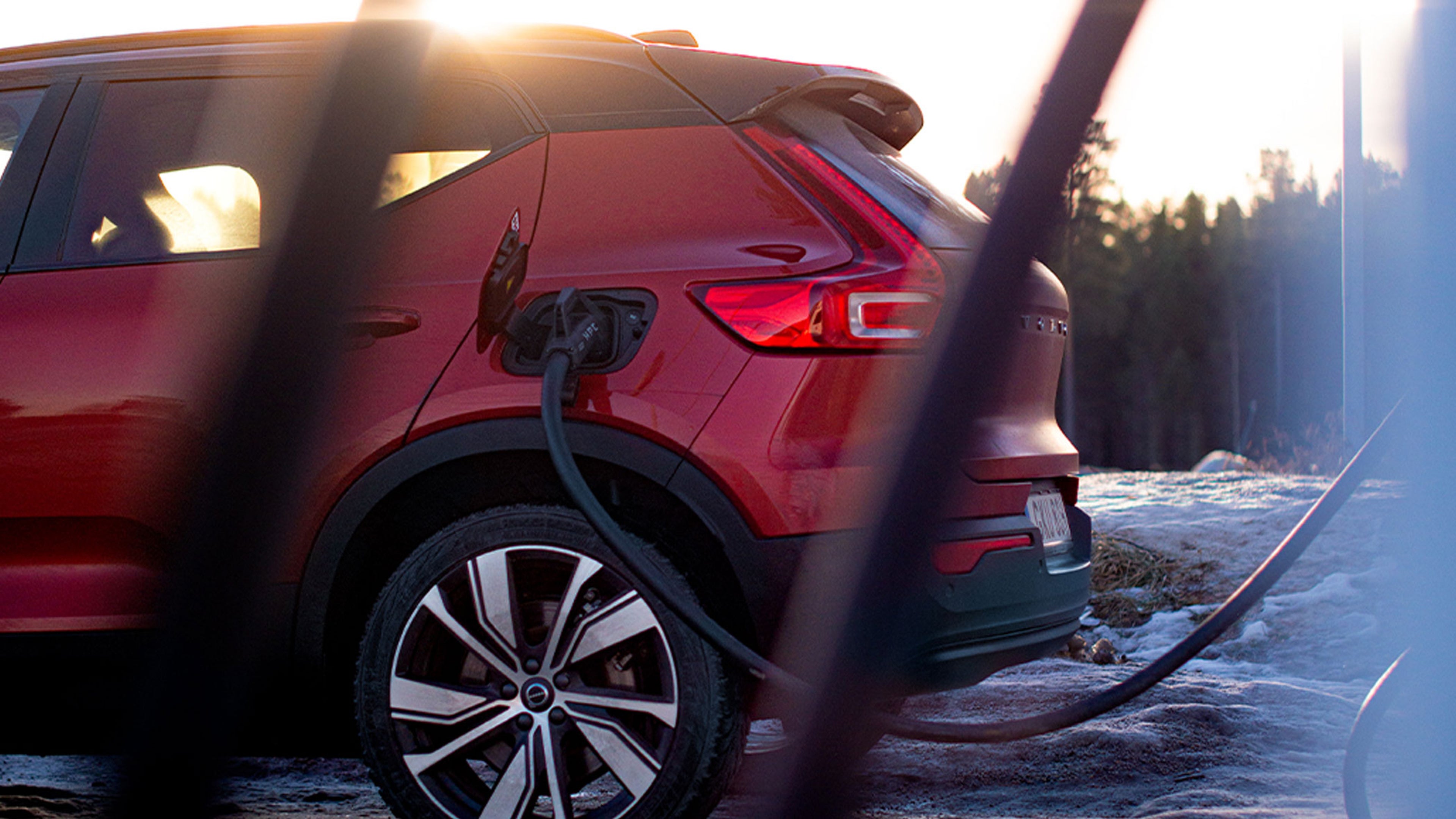 nærbilde av rød EX40 som lader