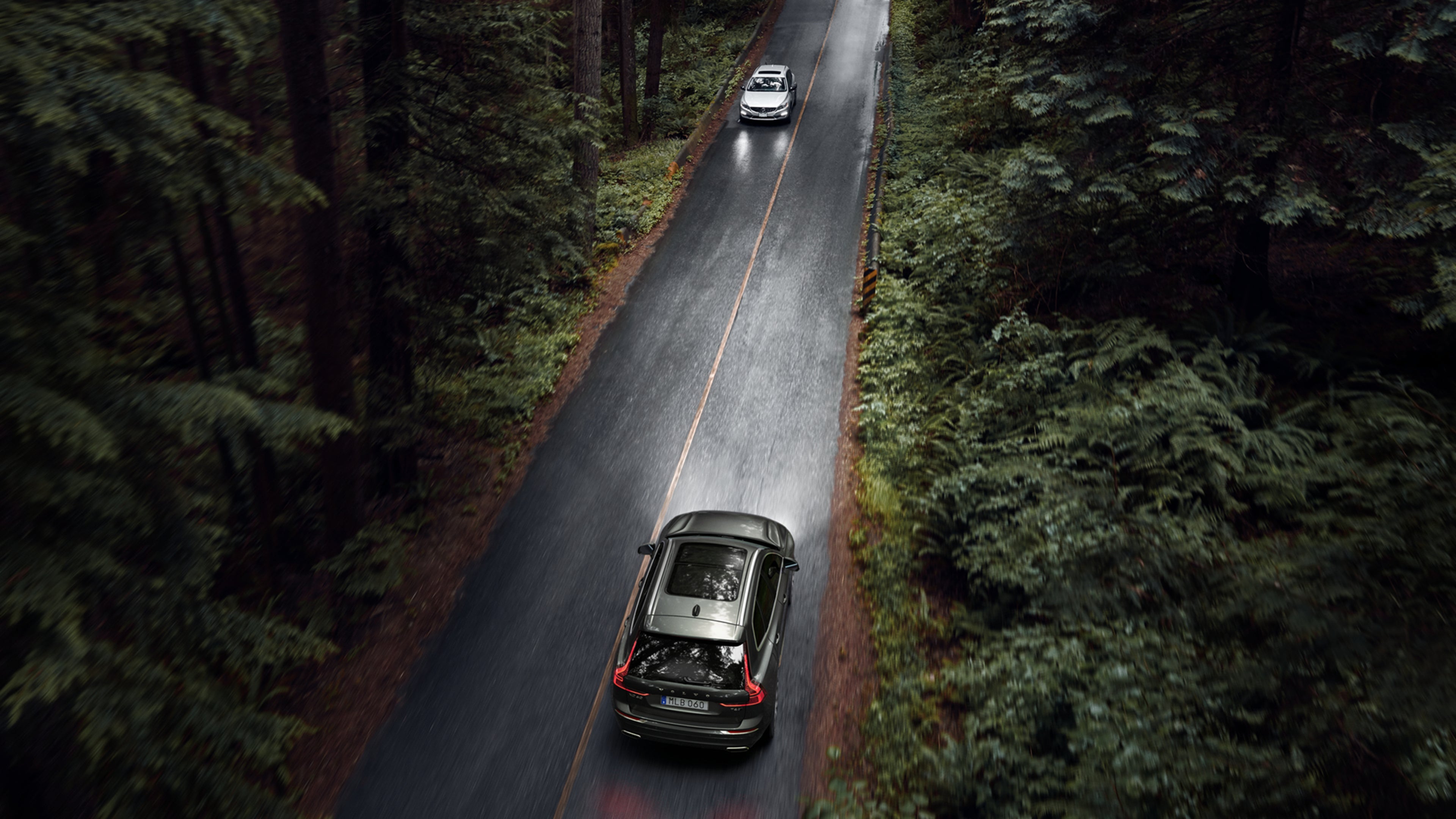 Voiture Volvo sur route de nuit