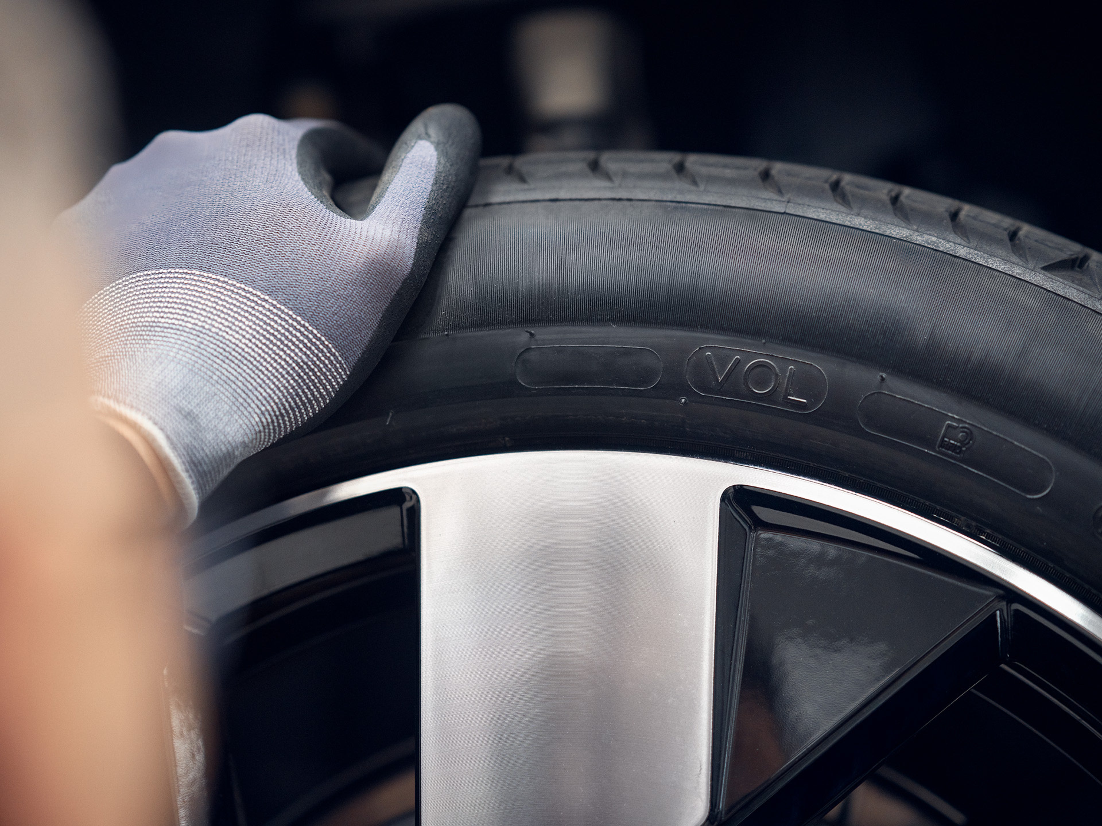 Close de 1/4 de um pneu Volvo