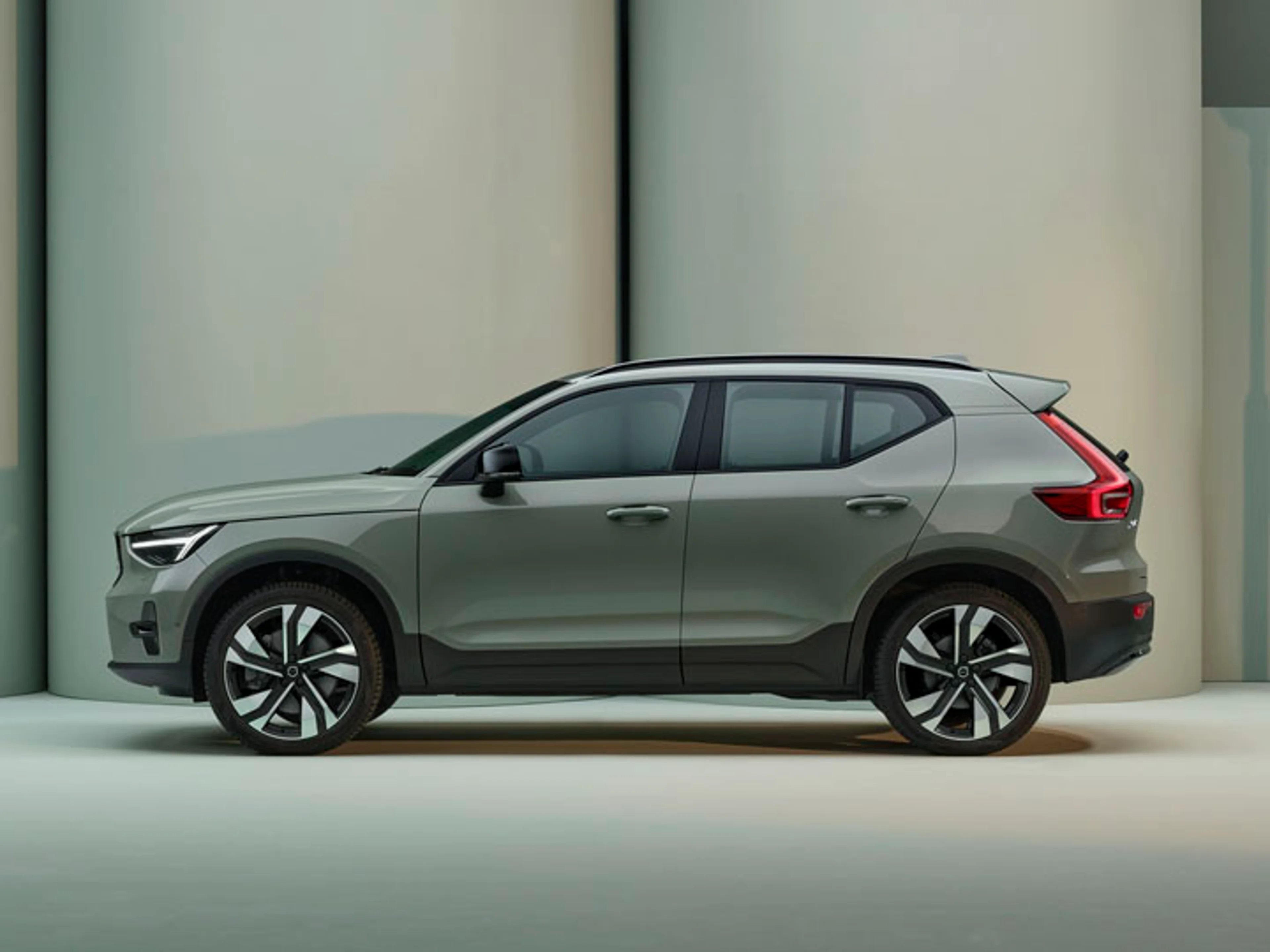 SUV XC40 vista lateral color verde