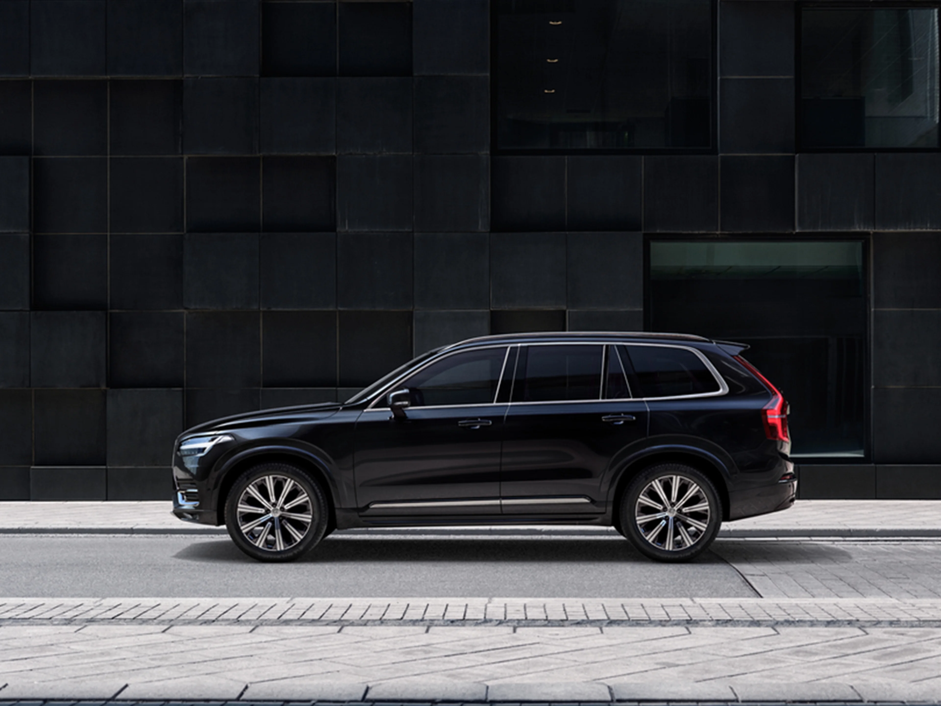 Volvo pokazane bokiem przy budynku