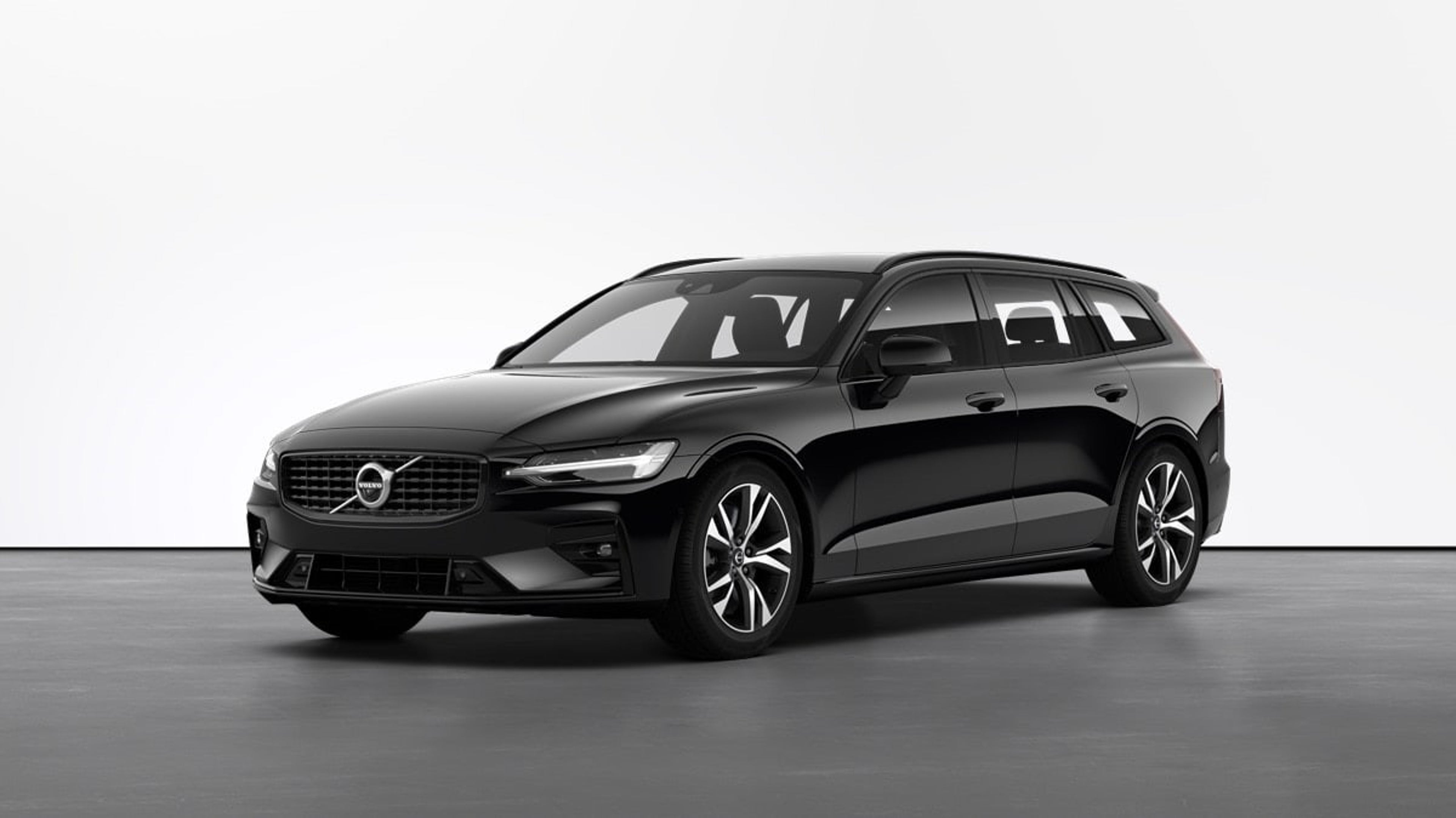Volvo V60 im Frontseitenschuss vor einer weißen Wand