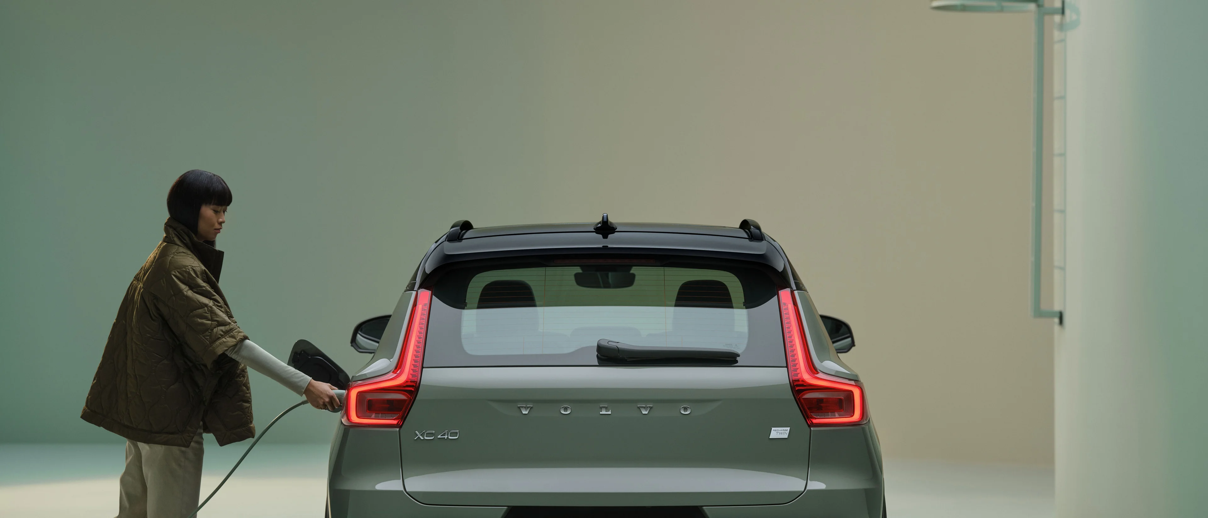Le Volvo XC40 recharge Pure Electrique en charge vu de derrière
