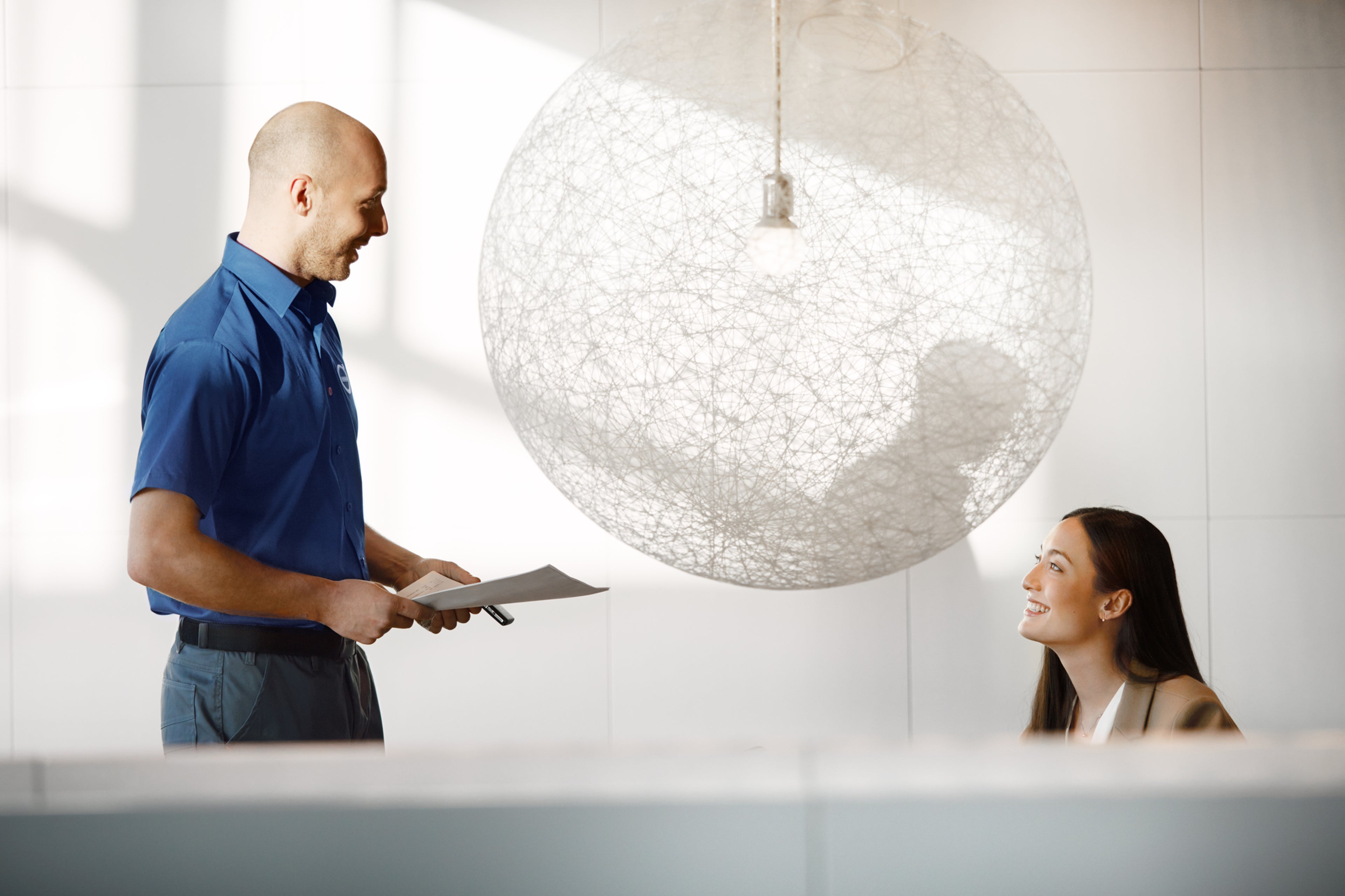 Сотрудник Вольво дает рекомендации клиенту по обслуживанию