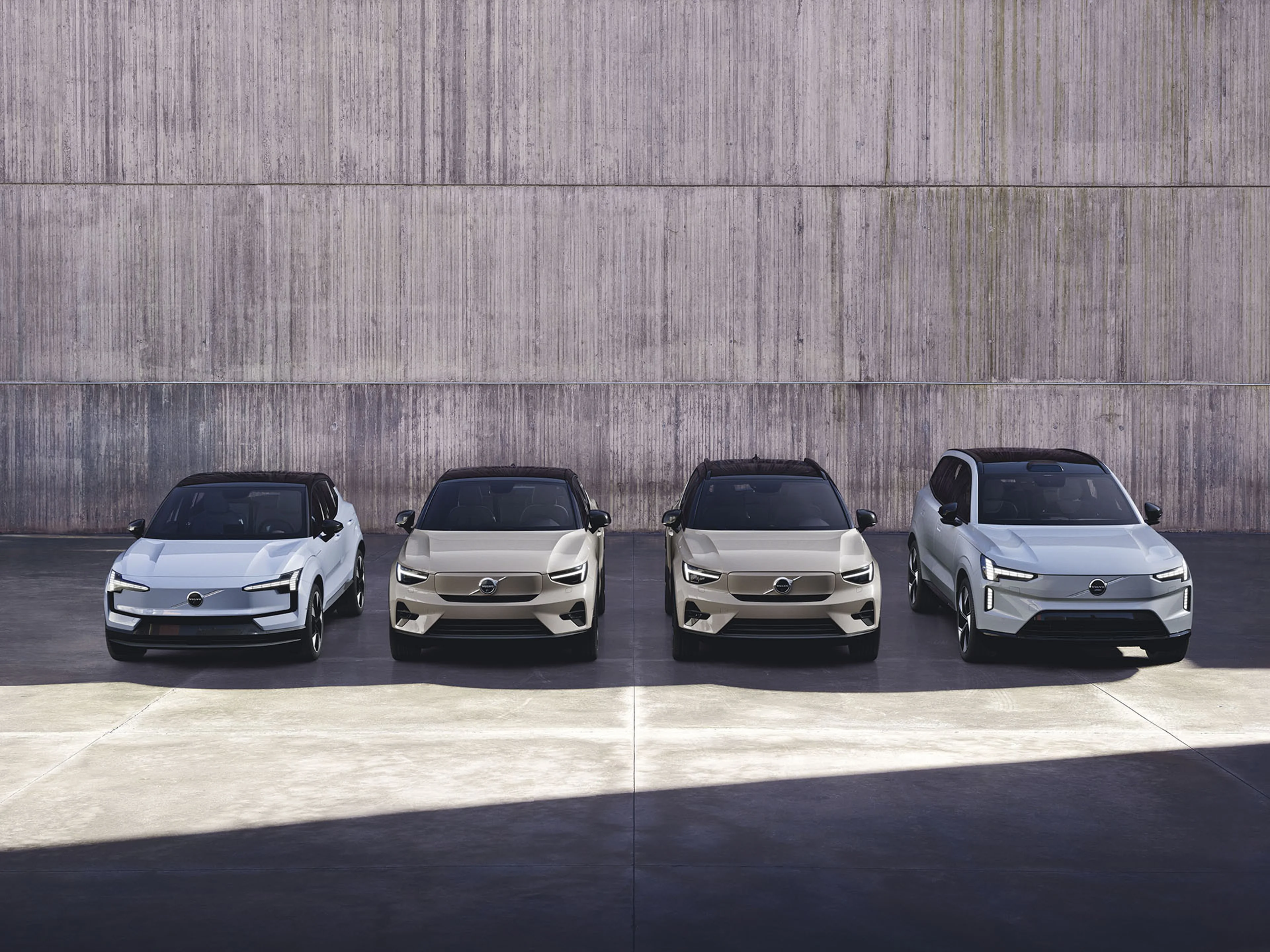 gama bev volvo num estacionamento com fundo e chão cinzentos