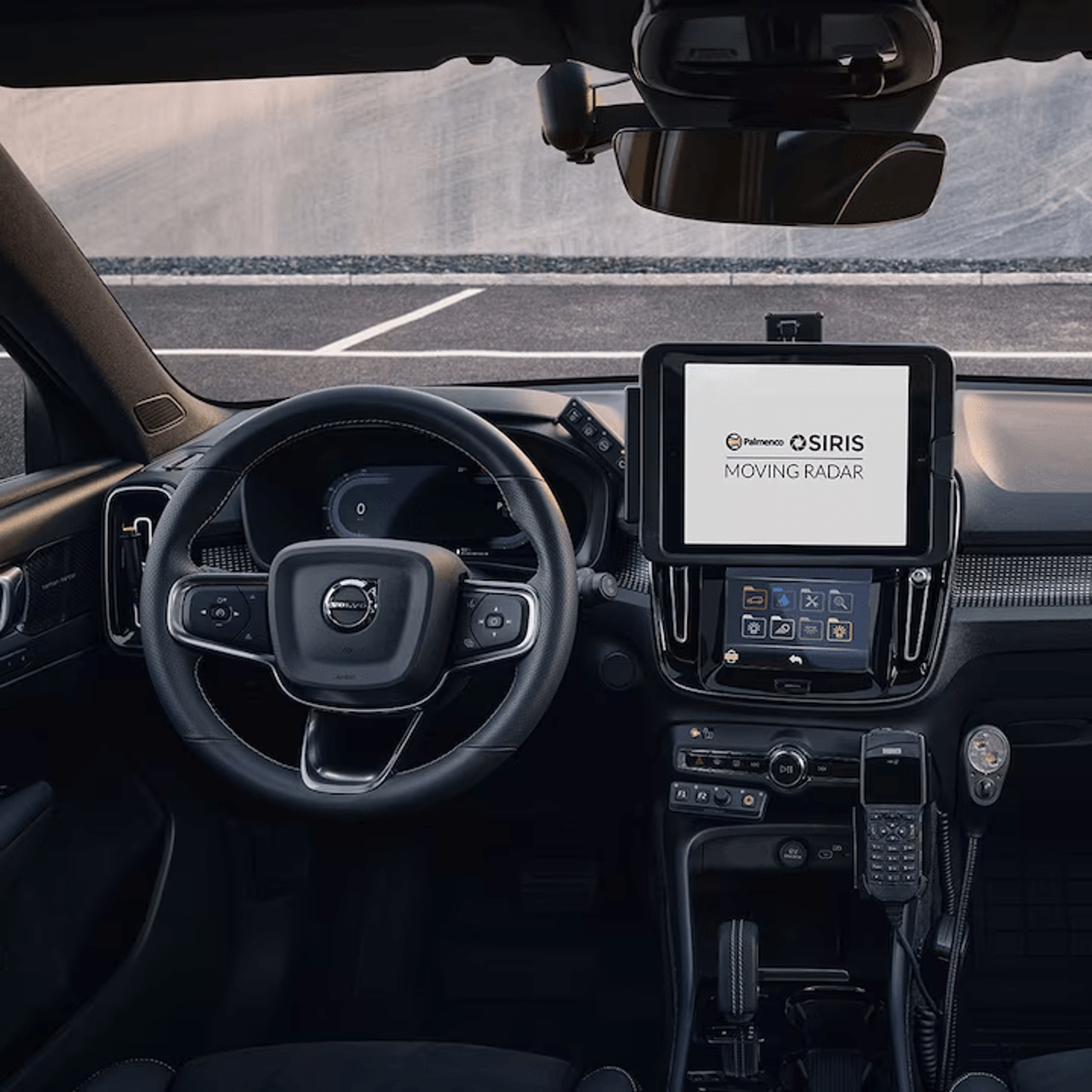 Intérieur avant d'une voiture de police Volvo XC40