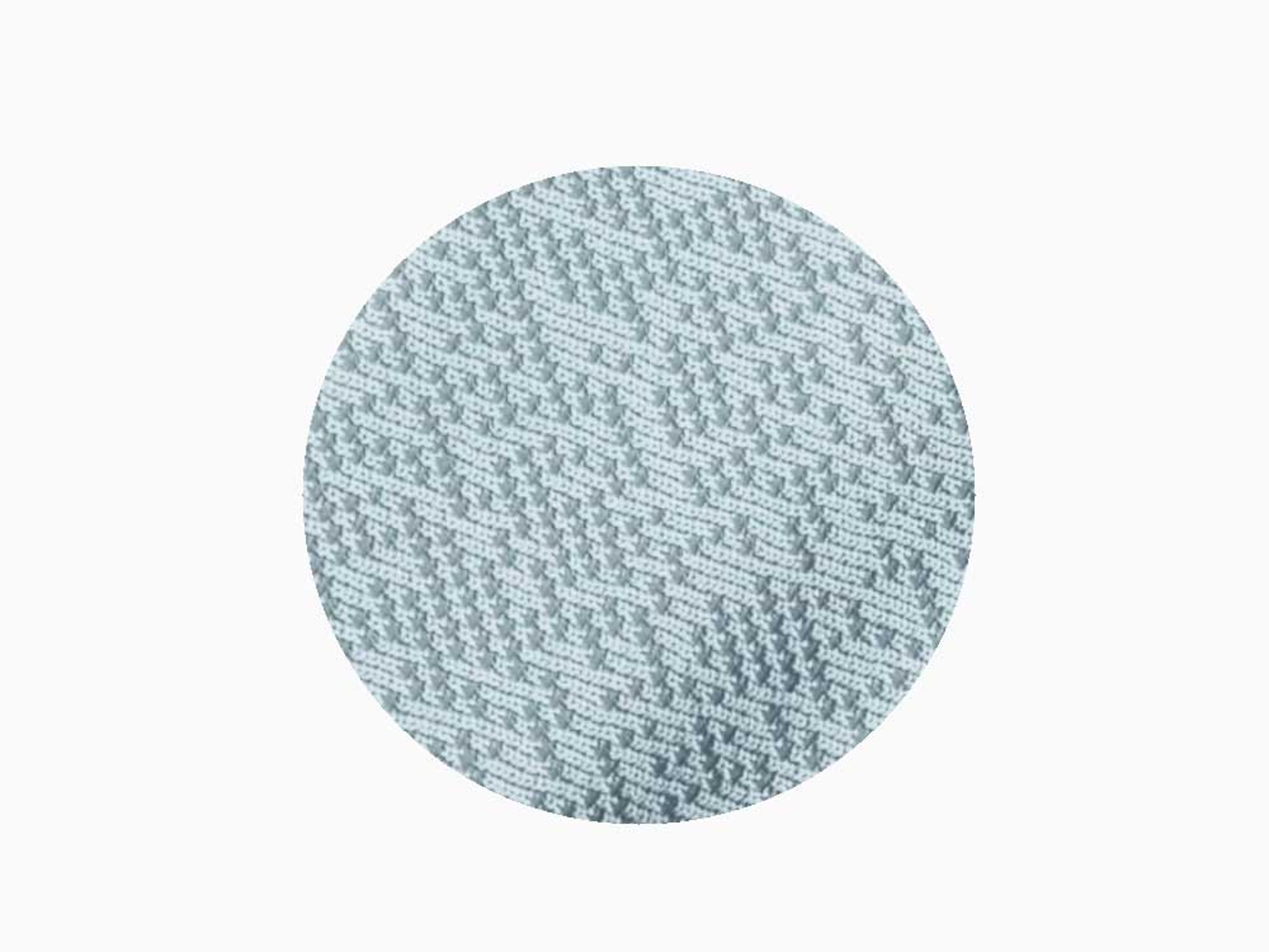 Nærbillede af et lysegråt vævet stof med et tekstureret, geometrisk mønster. Det indviklede design tilføjer dybde og en taktil kvalitet til materialet.