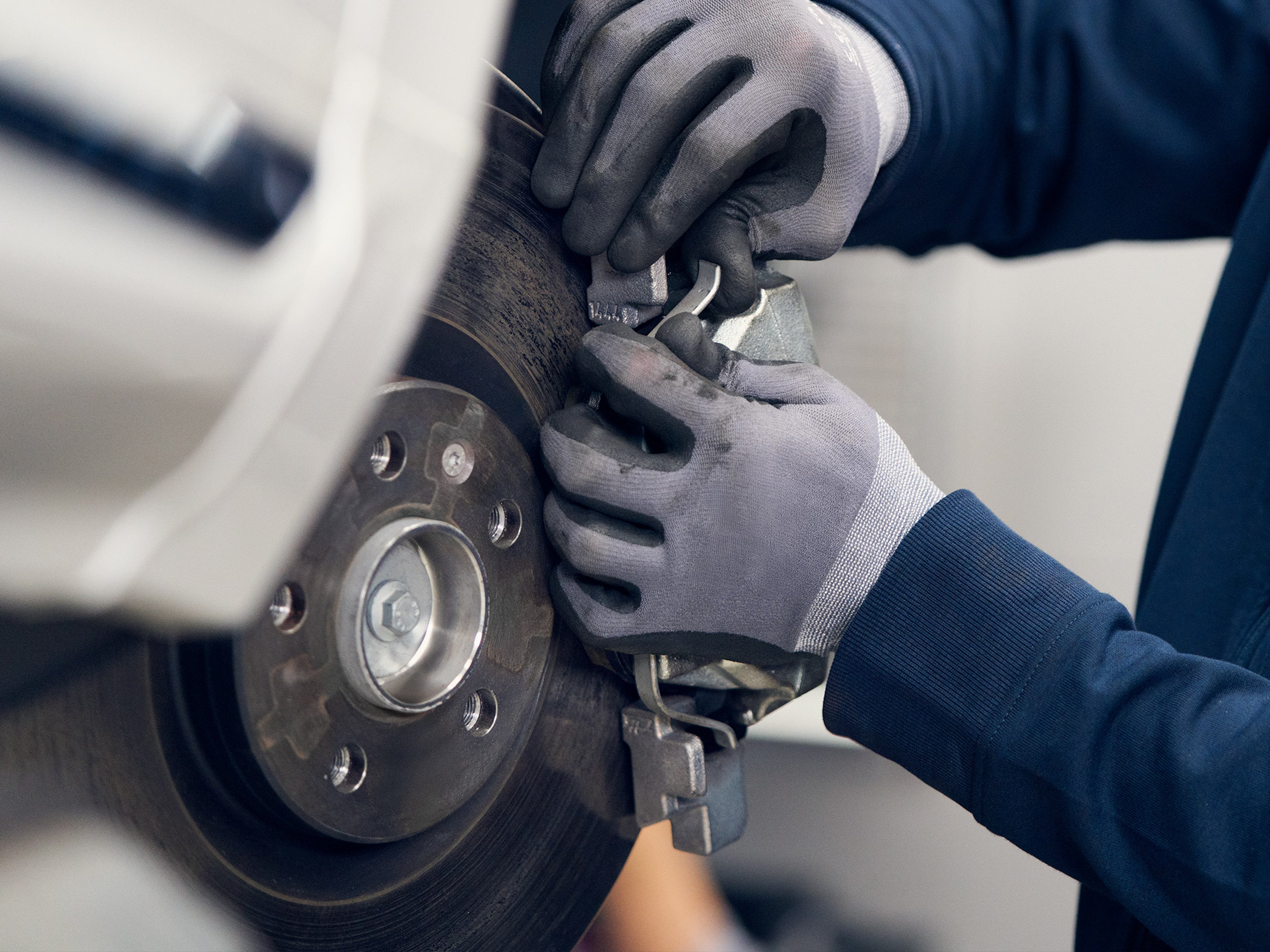 Volvo Omamekaanikko työstää jarrupaloja.