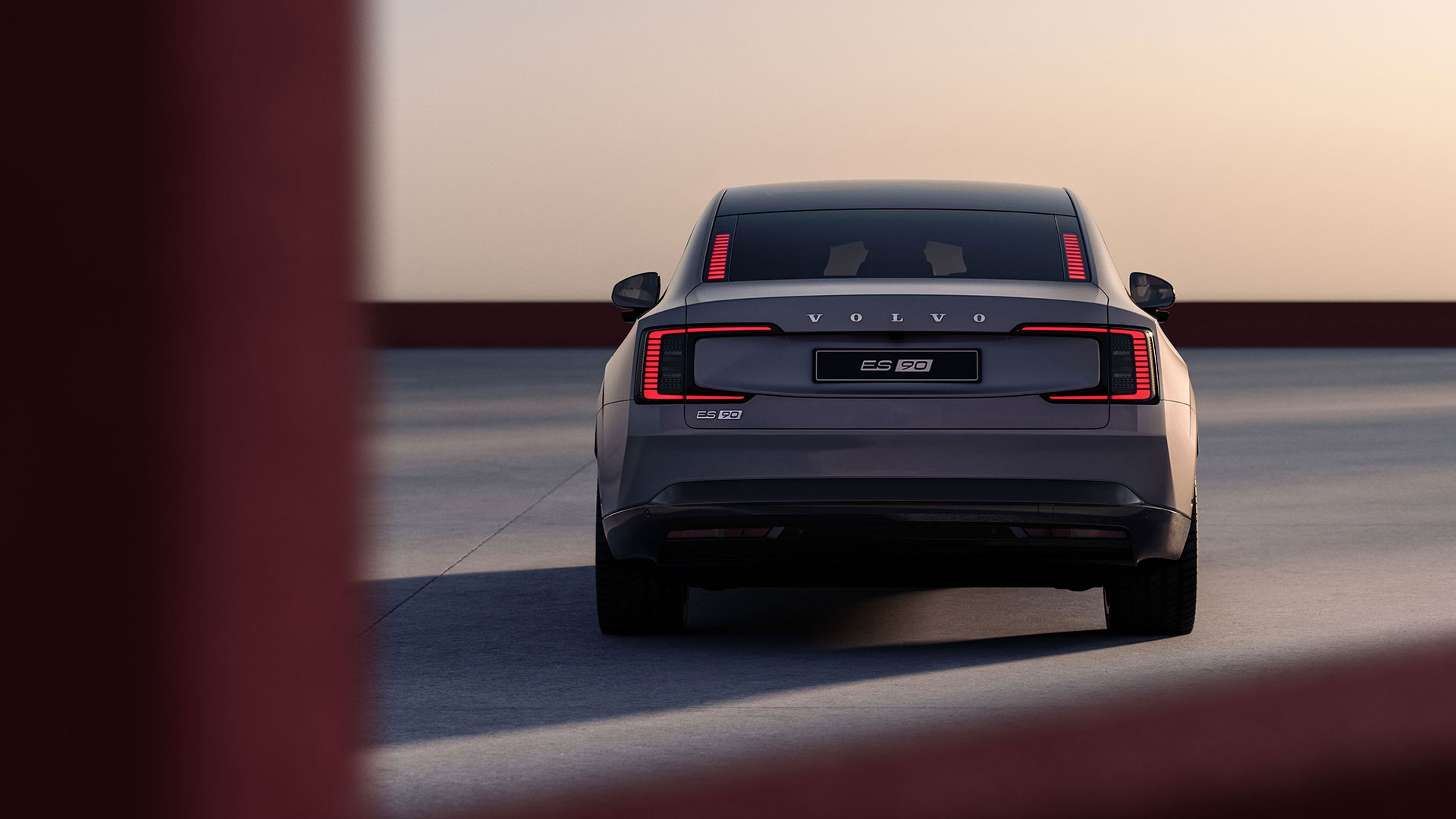 Vue arrière d’une ES90 dans un décor urbain.