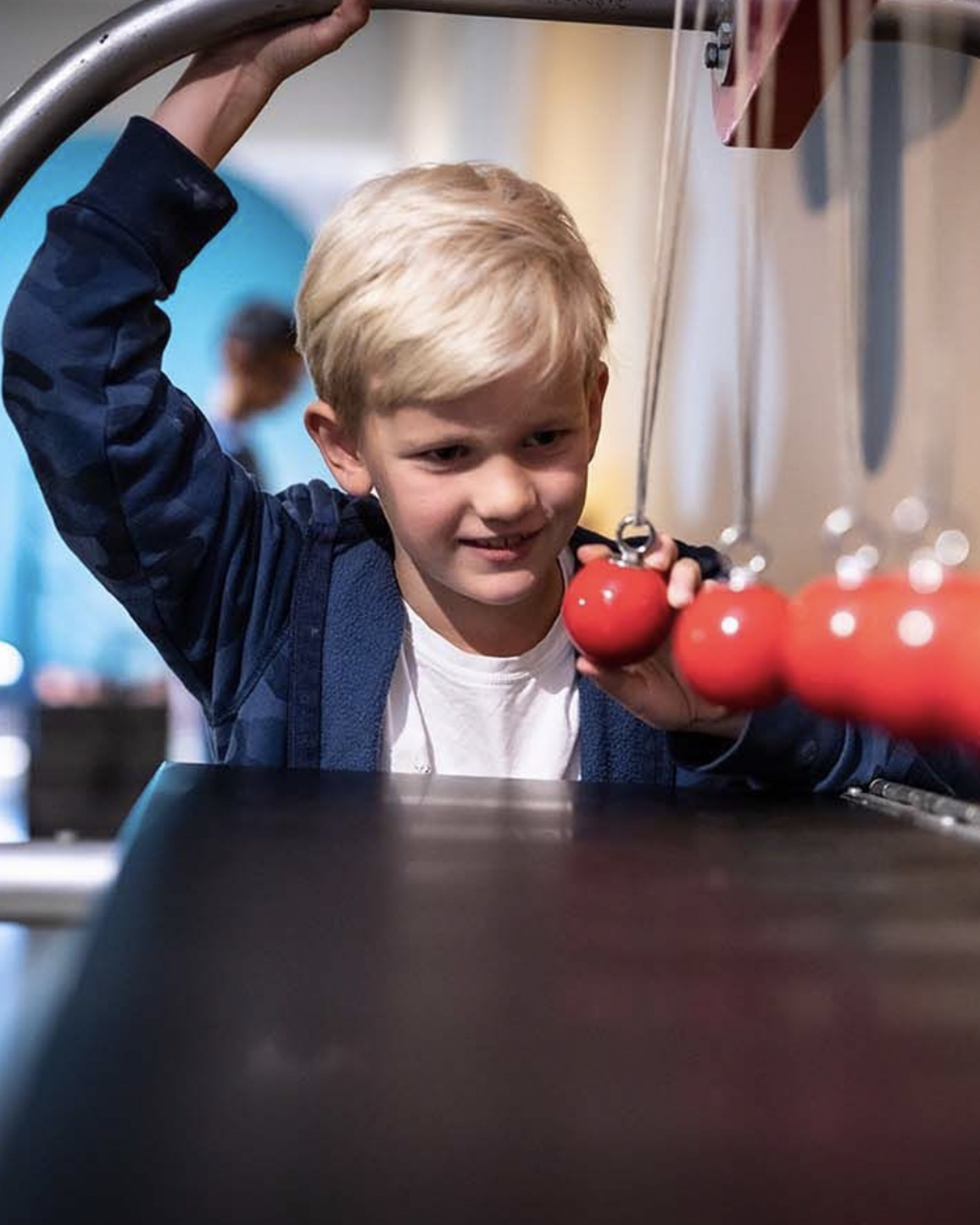 Barn leker med eksperiment