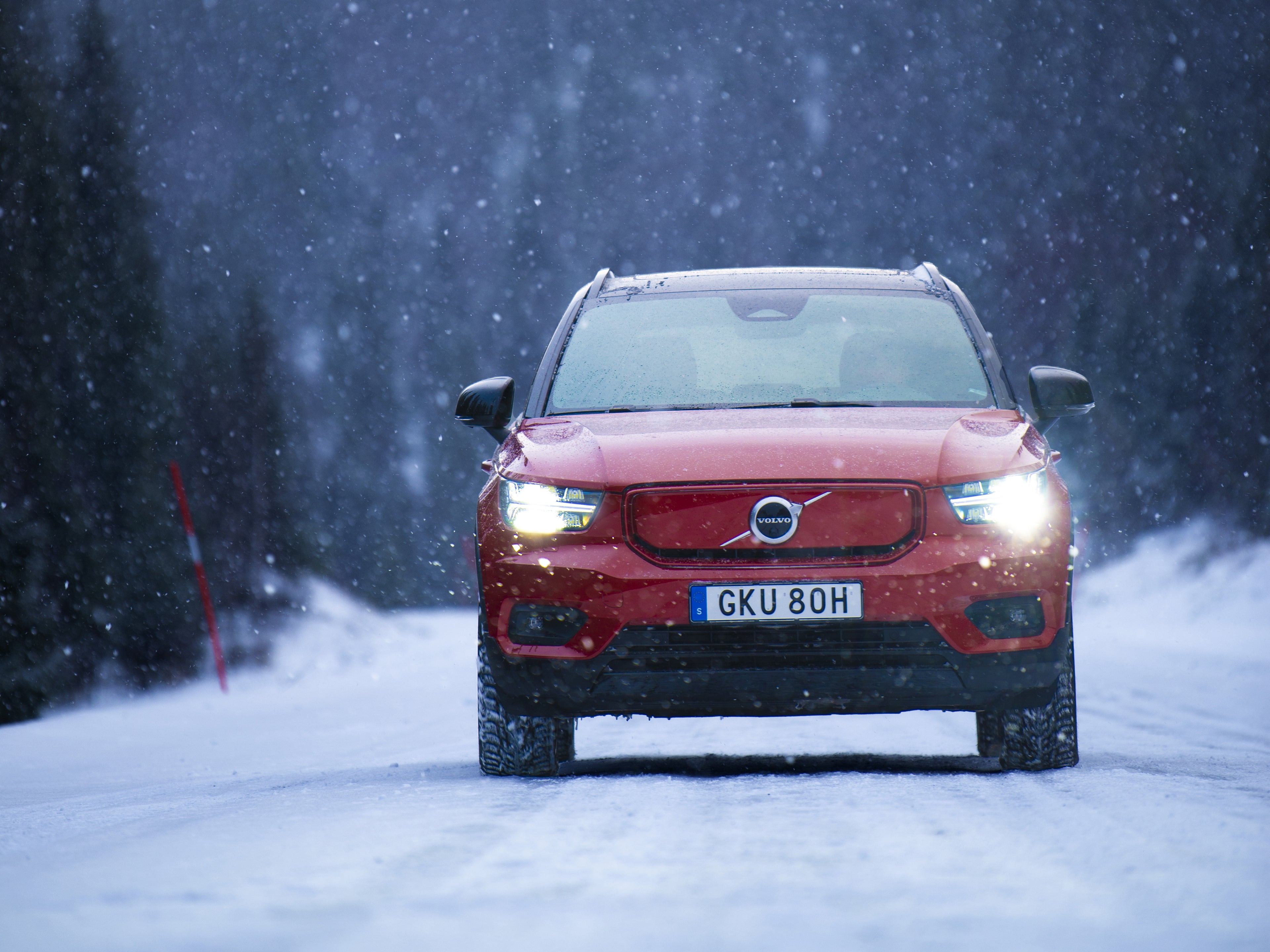 Rød Volvo kjørende mot