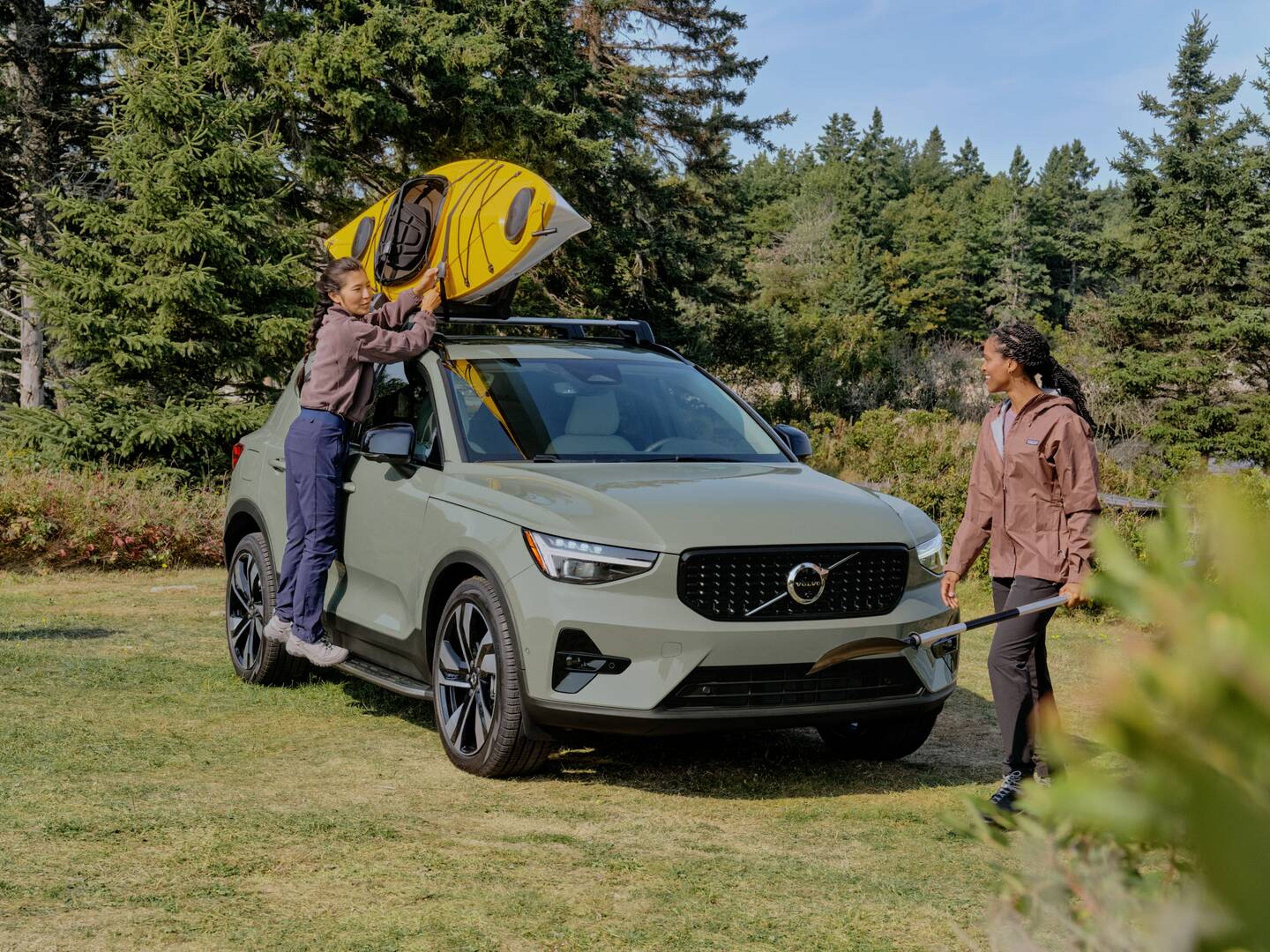 Volvo XC40 with rooftop accessories