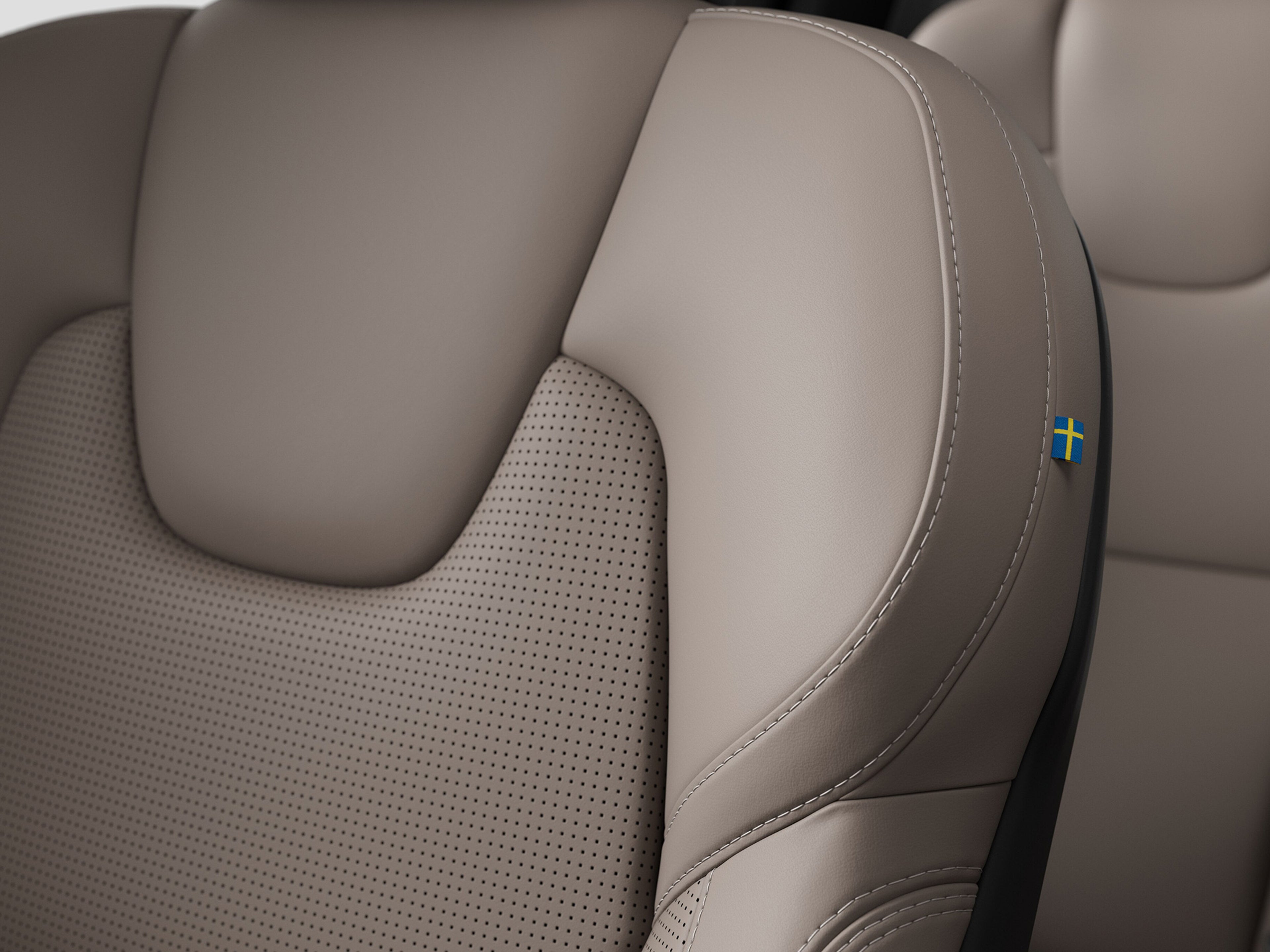 Lähikuva Volvo XC90 lataushybridikatumaasturin etuistuimesta, jossa on Cardamom -värinen tuuletettu nappanahkaverhoilu.