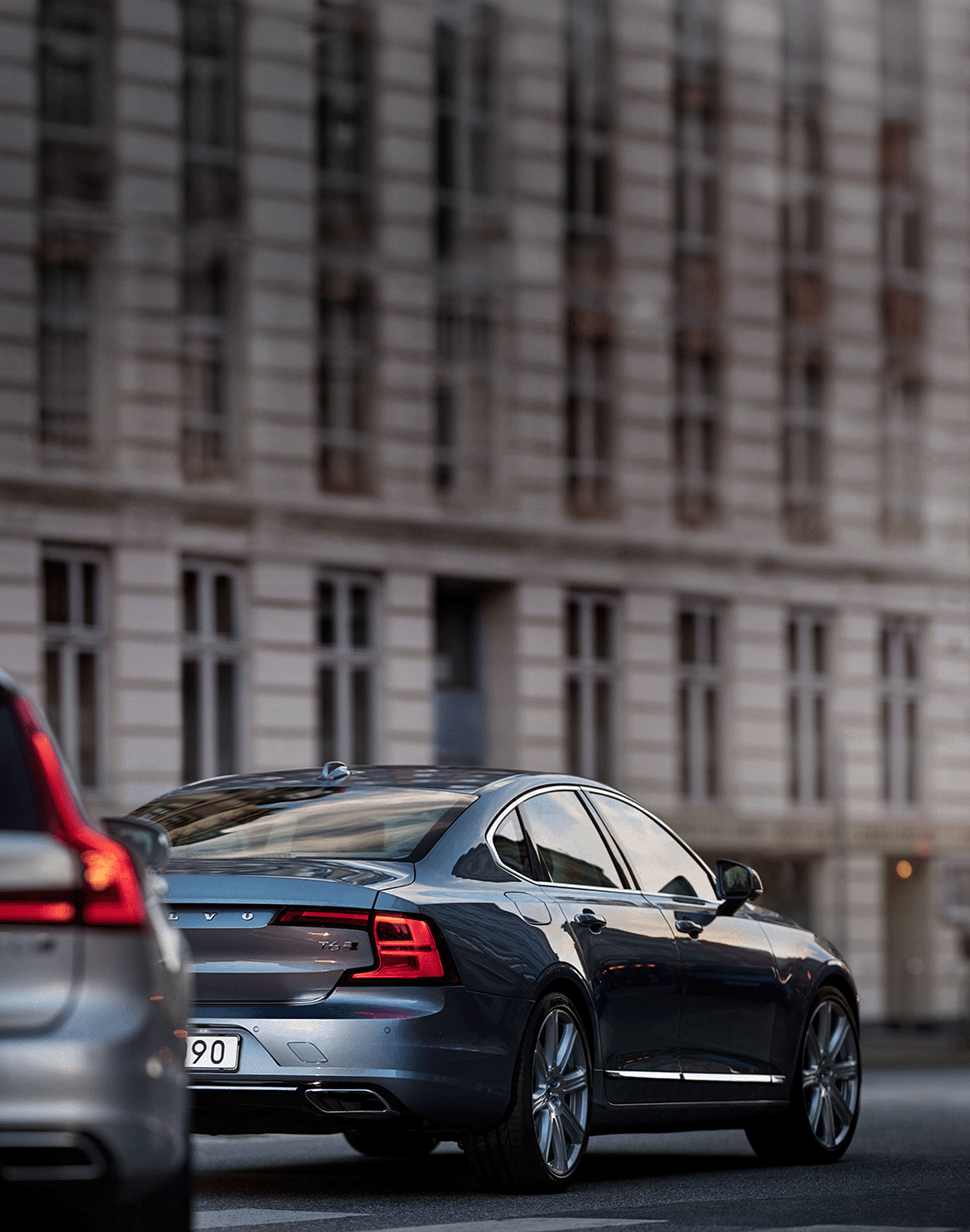 Äußere Rückansicht eines Volvo, der in einer Stadt fährt.