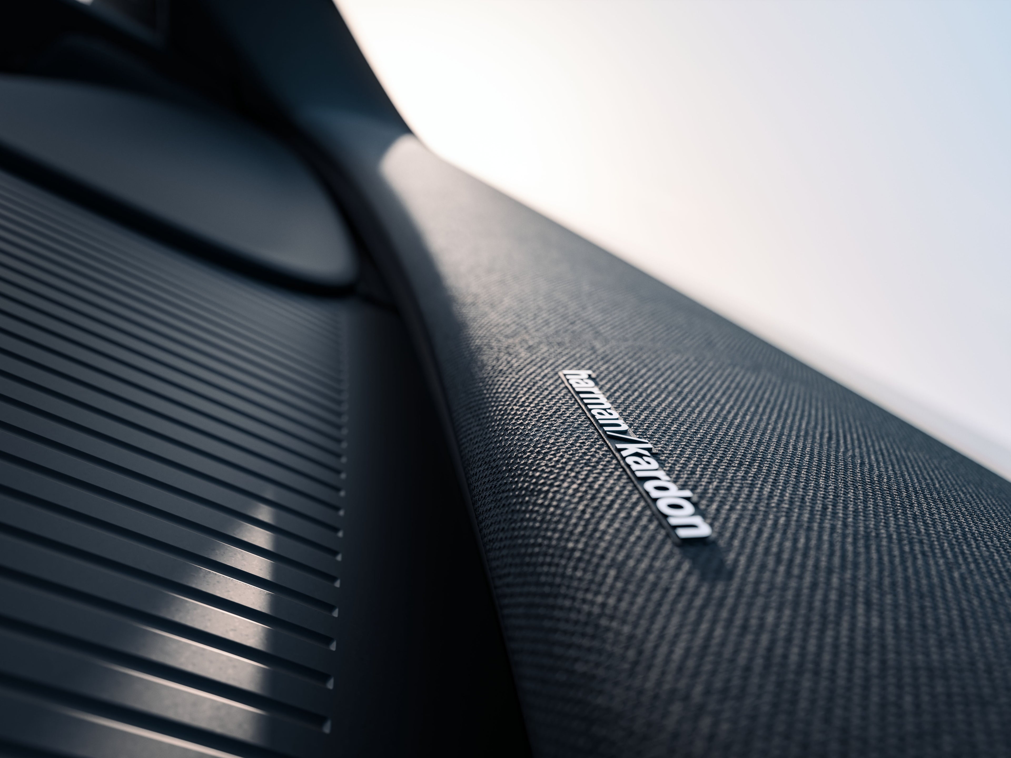 Haut-parleur Harman Kardon intégré dans une voiture Volvo, avec design élégant et matériaux haut de gamme.