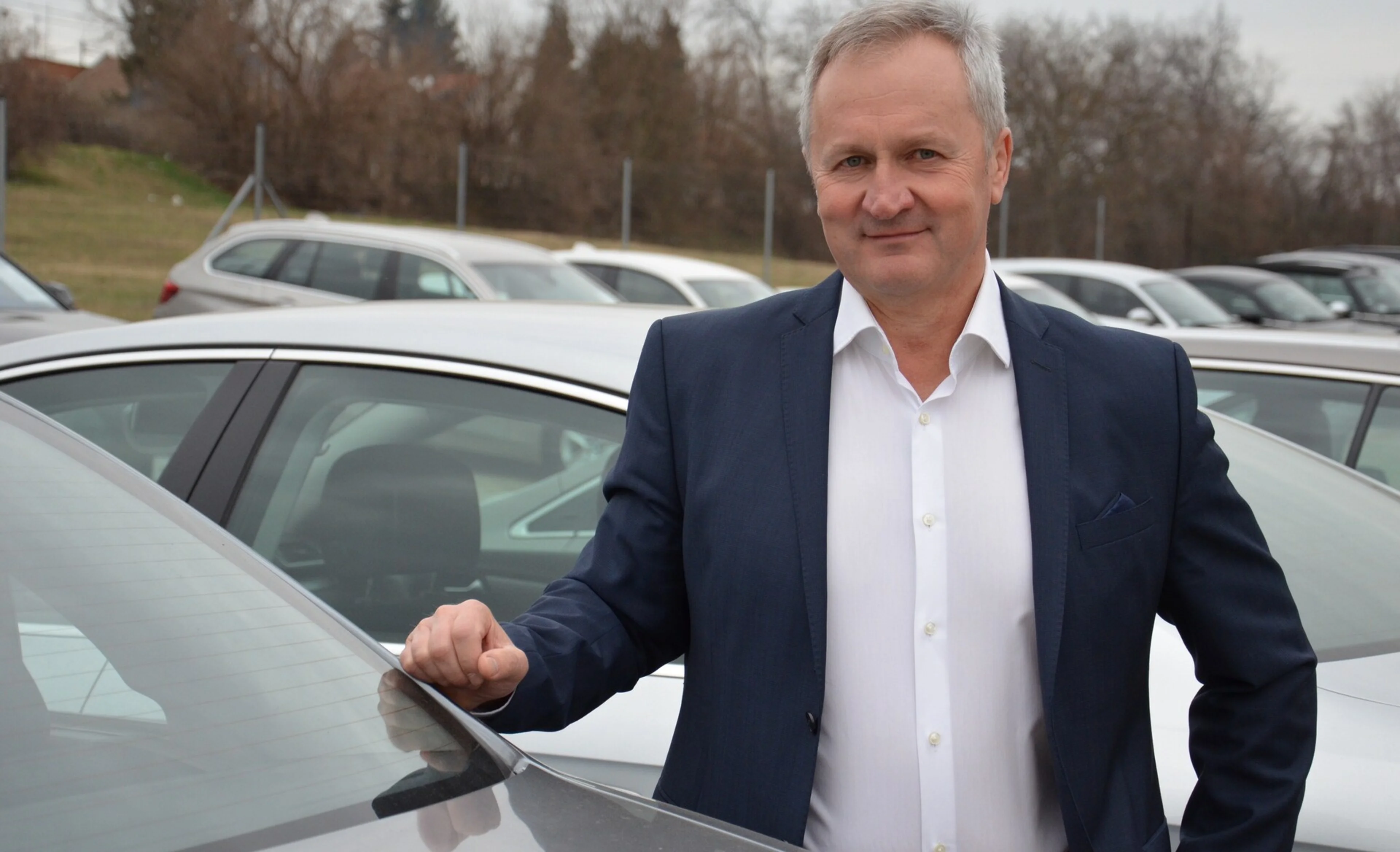 Schneider Autóház kereskedésének vezetője