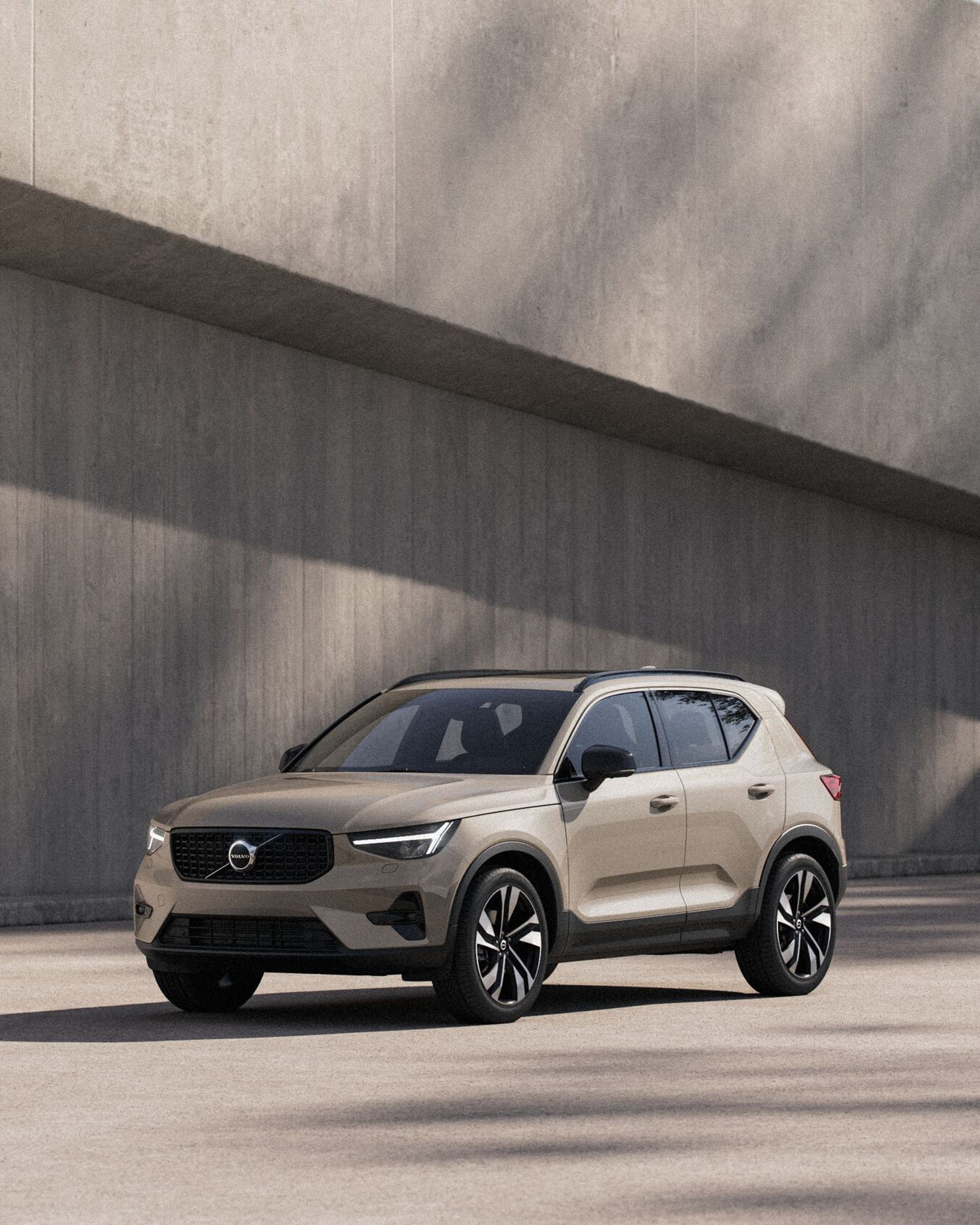 Front view of XC40 parked in front of concrete wall bathed in daylight