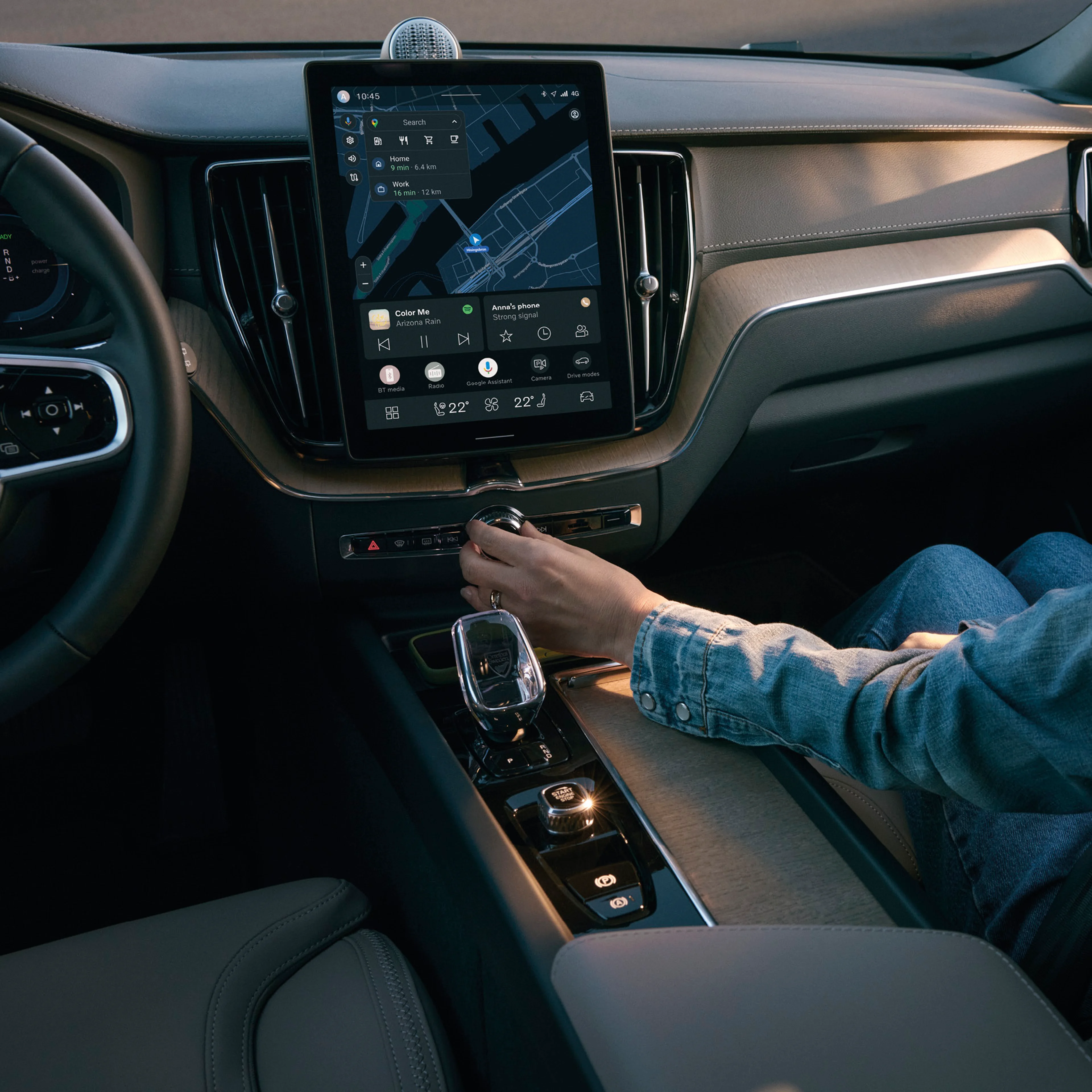 Volvo XC60 pokazane wnętrze kokpit i osoba zmniejąca bieg