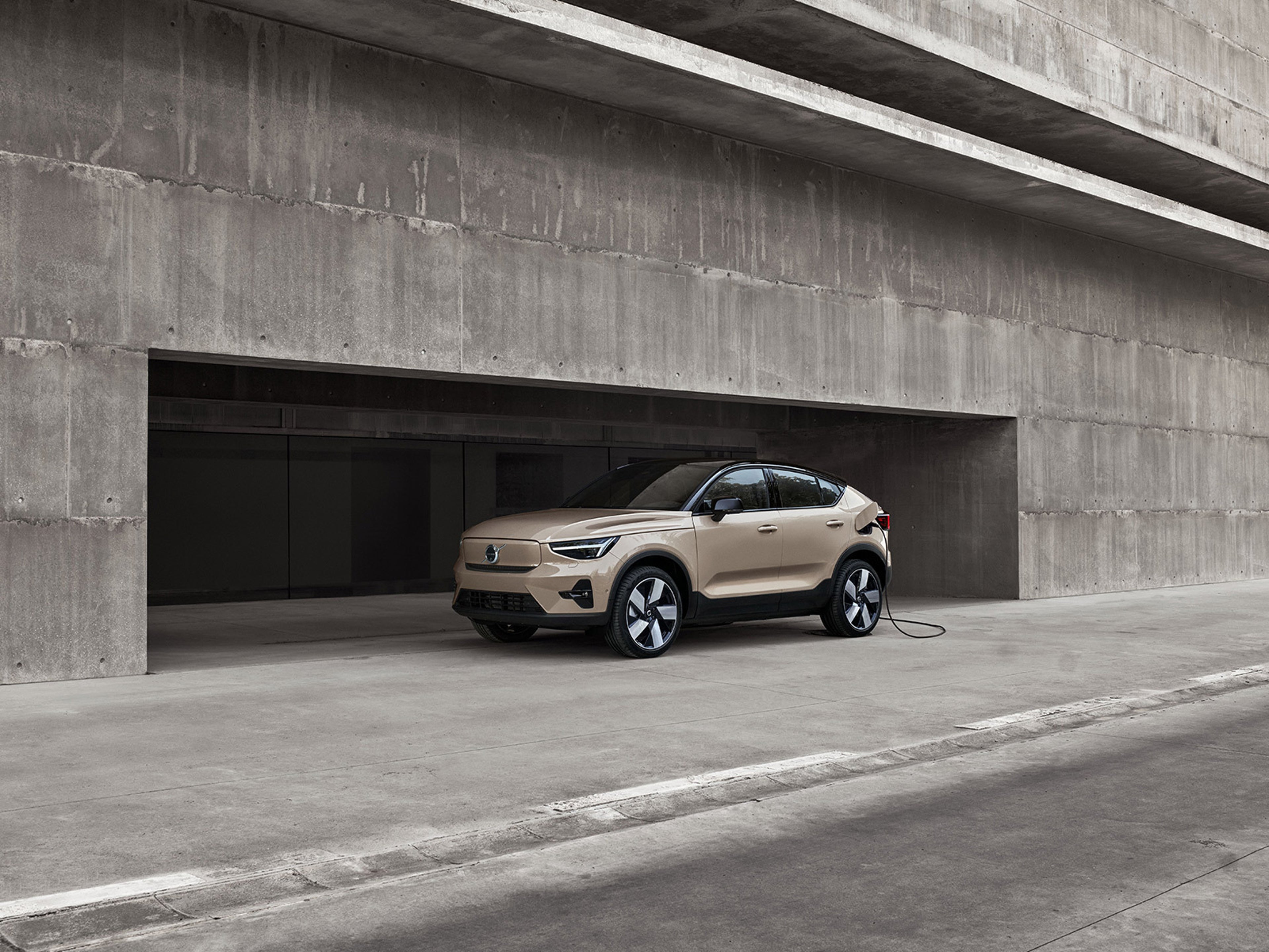 Sandfärgad Volvo EC40 snett framifrån