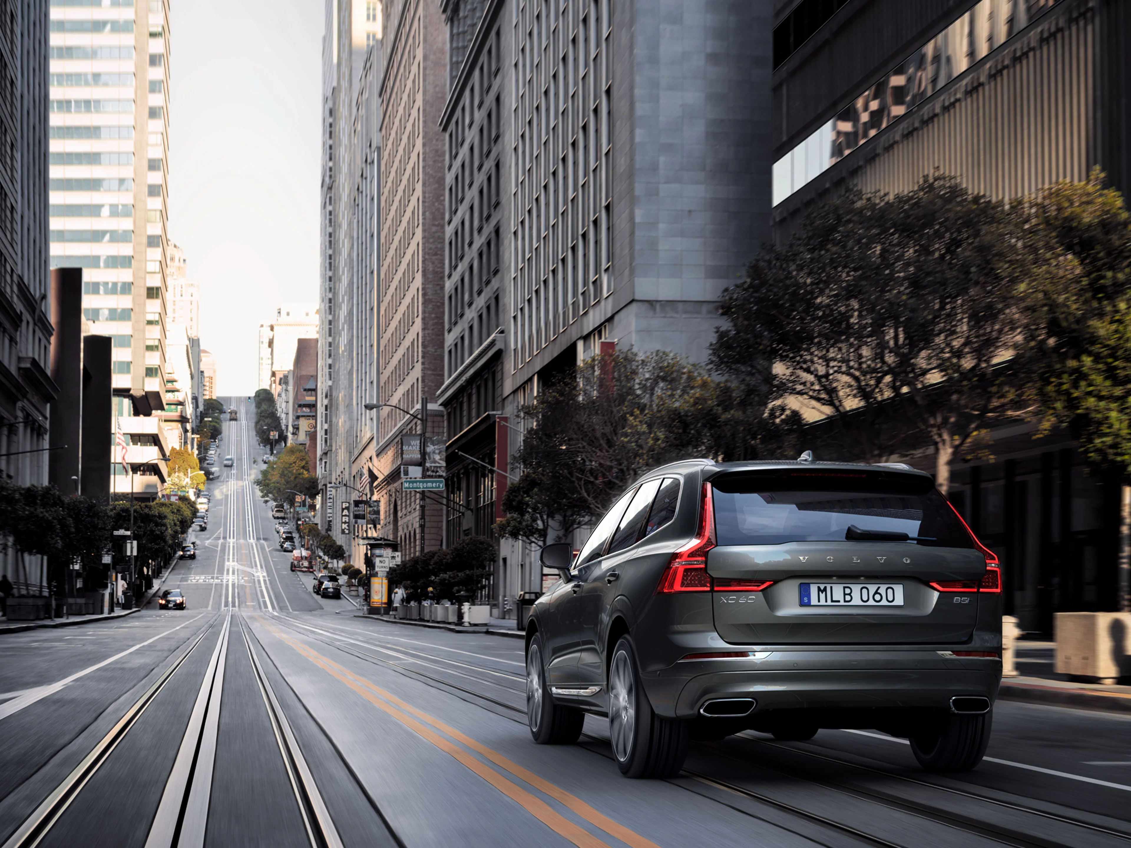 Un Volvo XC60 visto desde atras.
