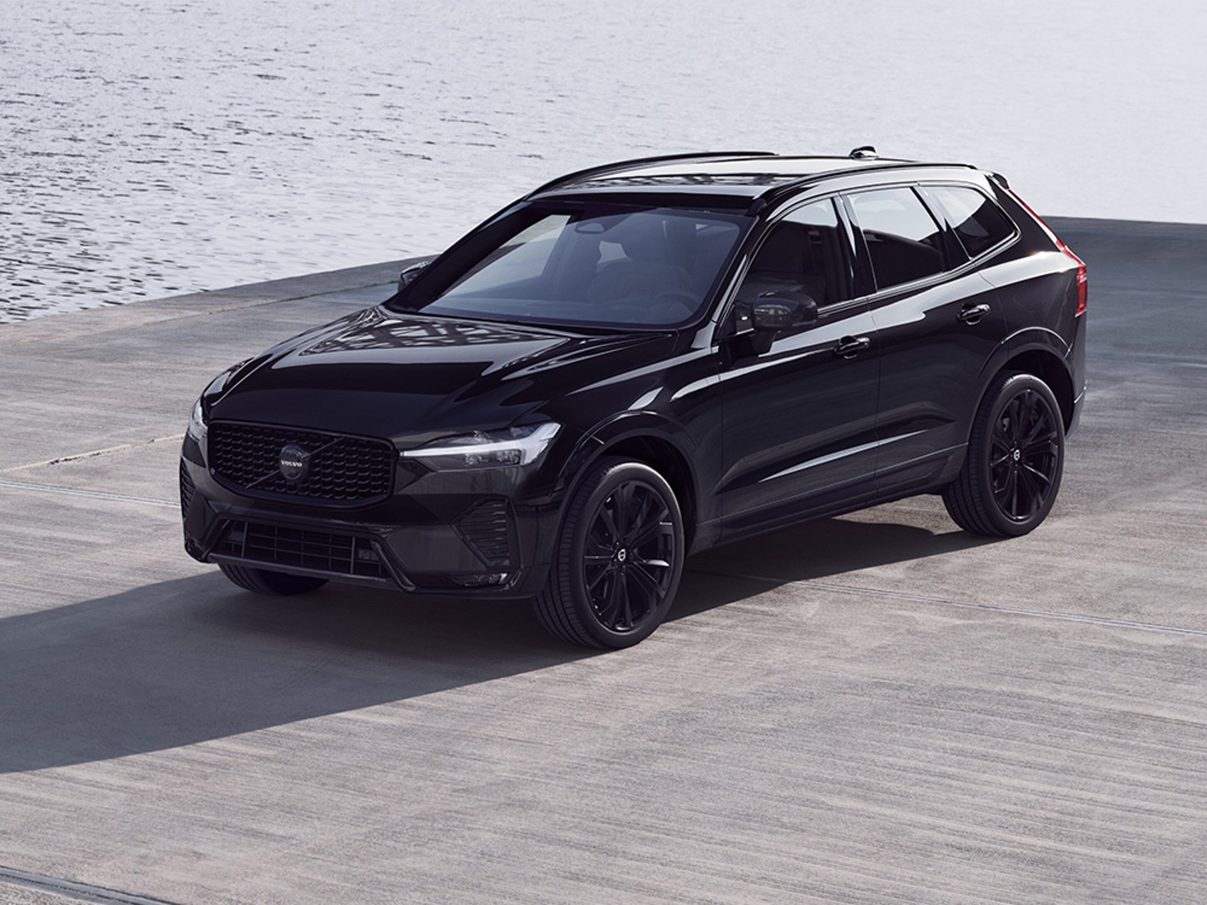 Volvo Black Edition garée sur une place