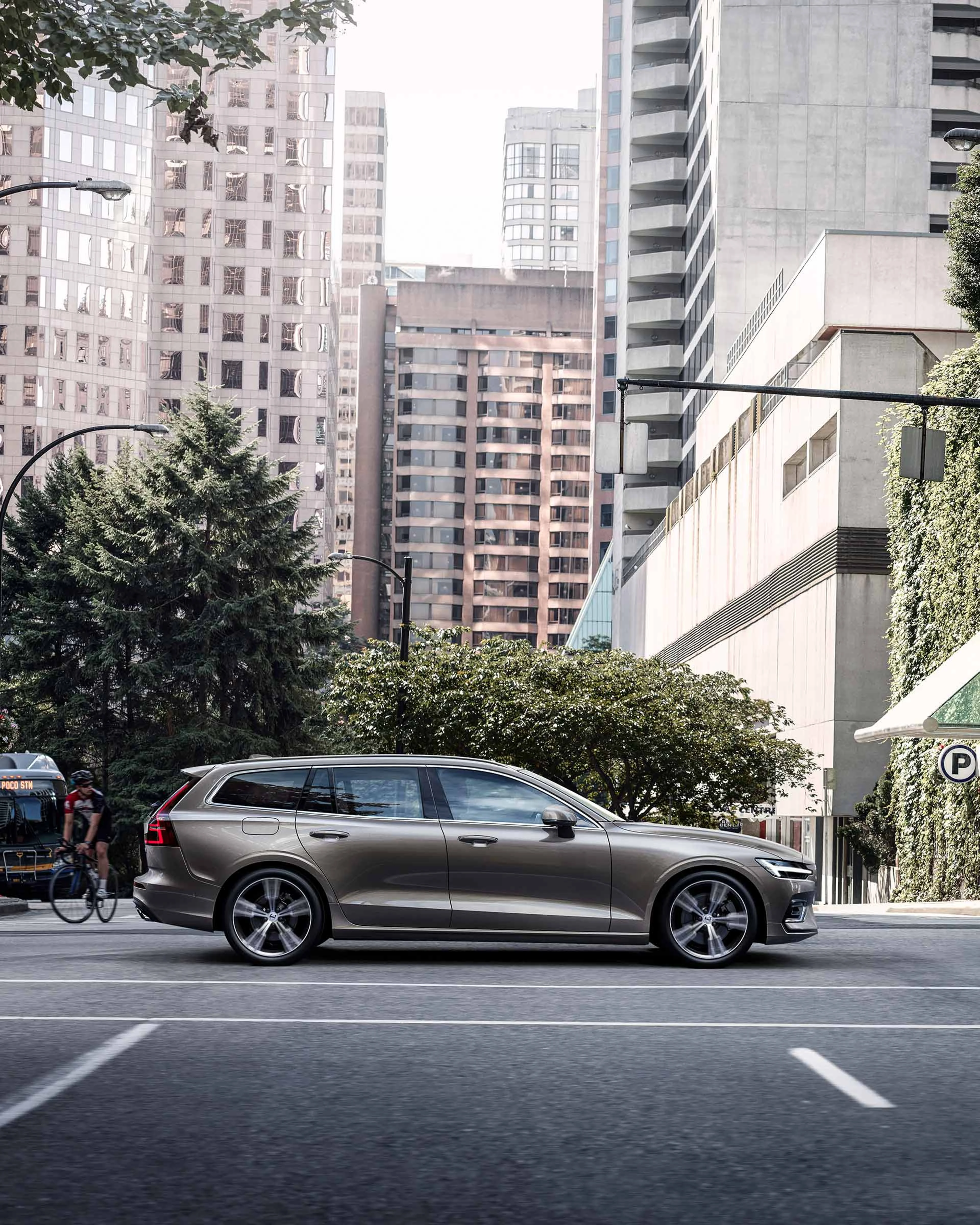 Seitenansicht eines Volvo V60 T6 AWD Inscription in der Außenfarbe Pebble Grey Metallic.