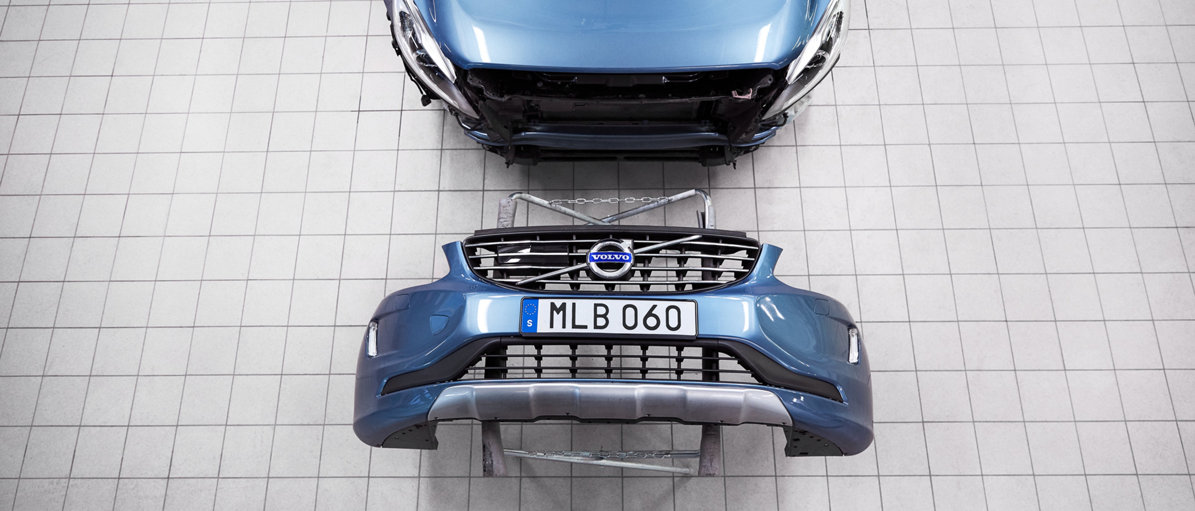 Uuden puskurin asentaminen siniseen Volvo XC60 autoon.