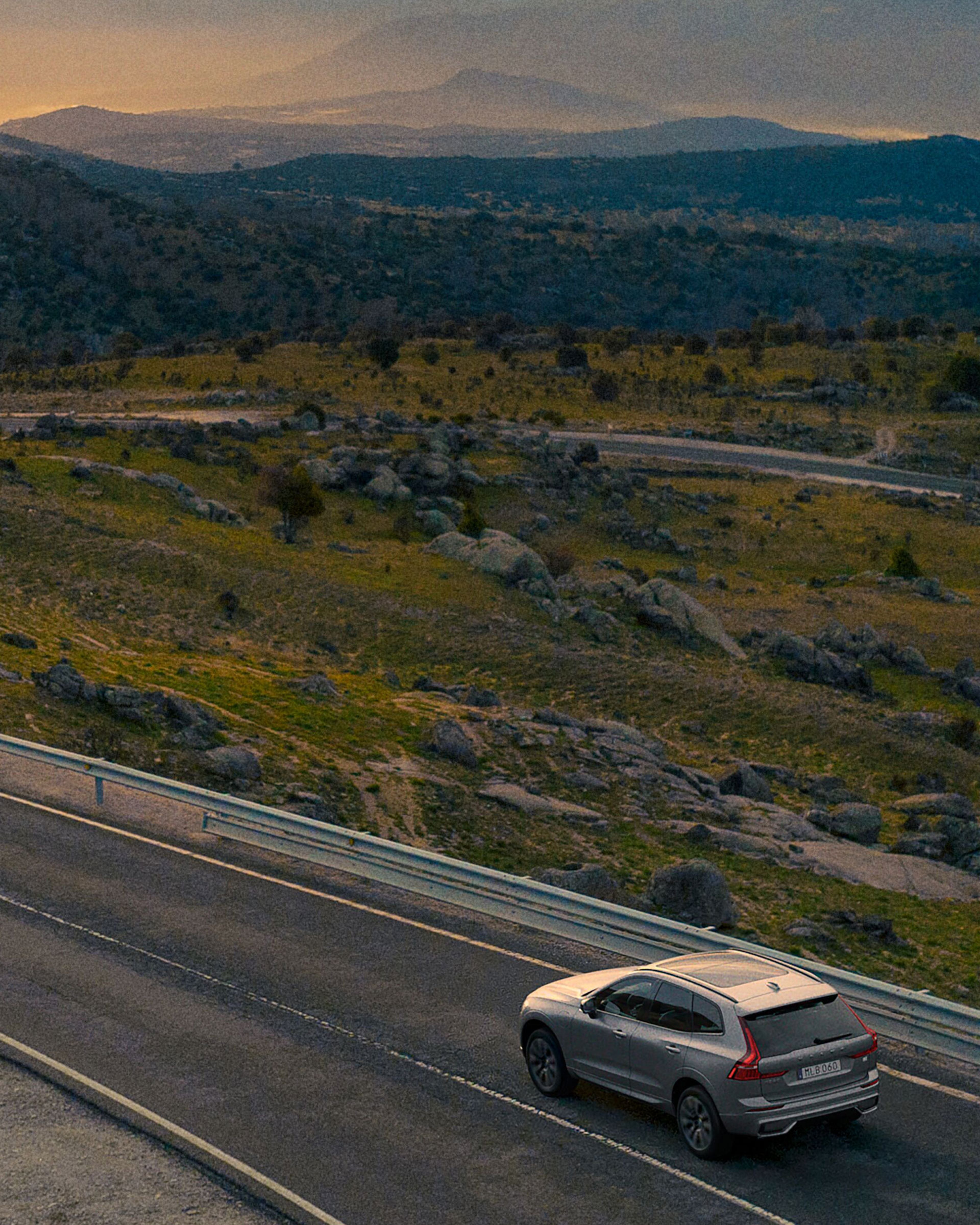 Un vehículo Volvo XC60 sobre la carretera.