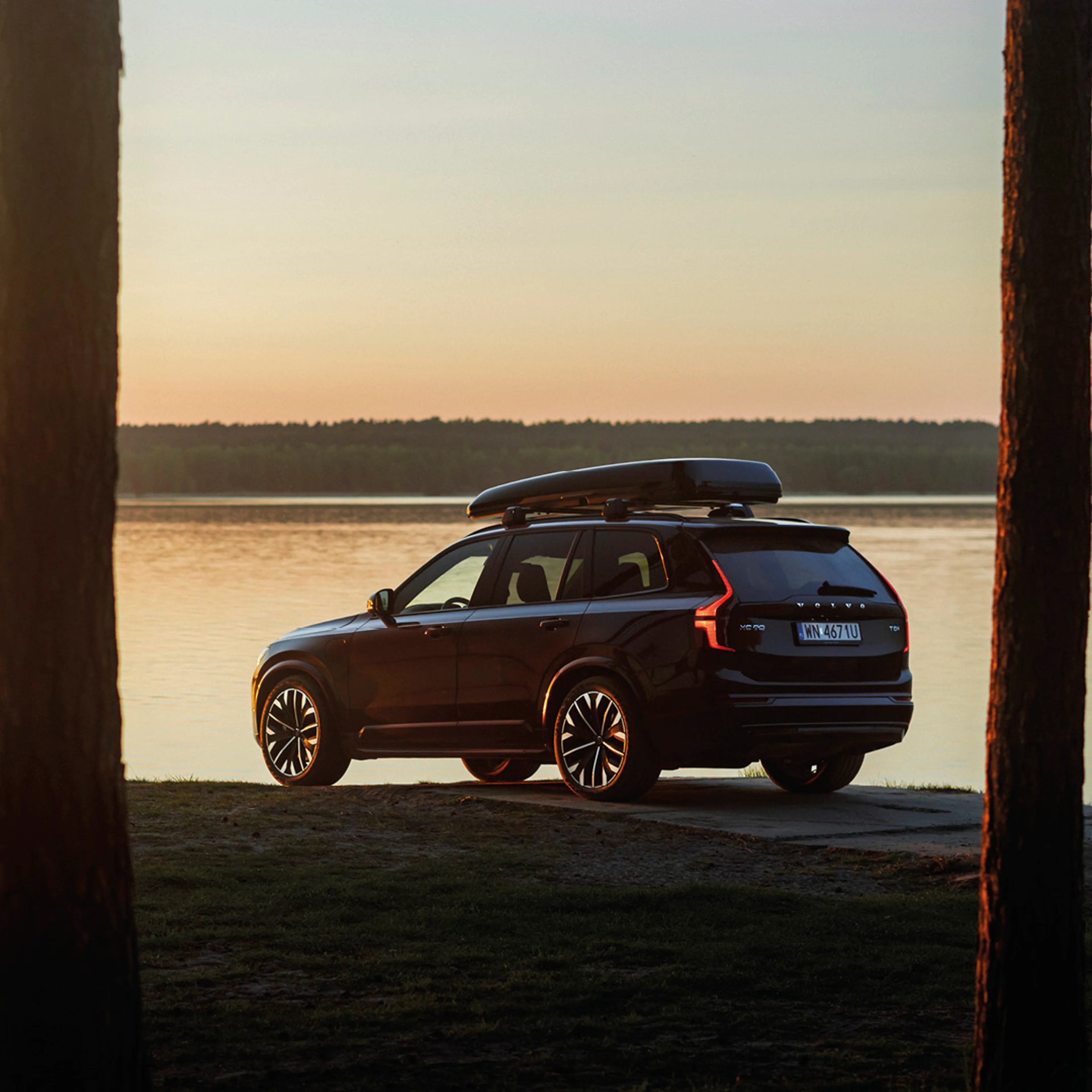 Volvo XC90 nad brzegiem jeziora