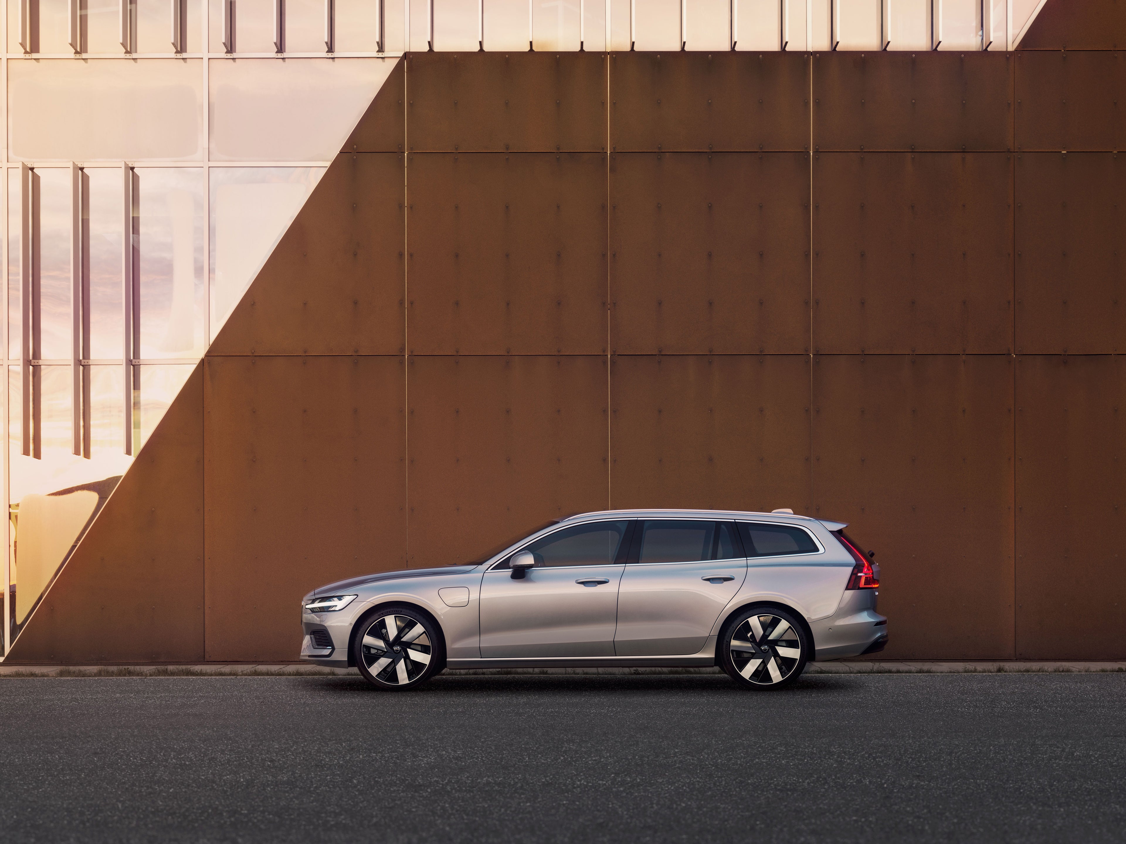 Volvo V60 na ścianie budynku, ujęcie boczne