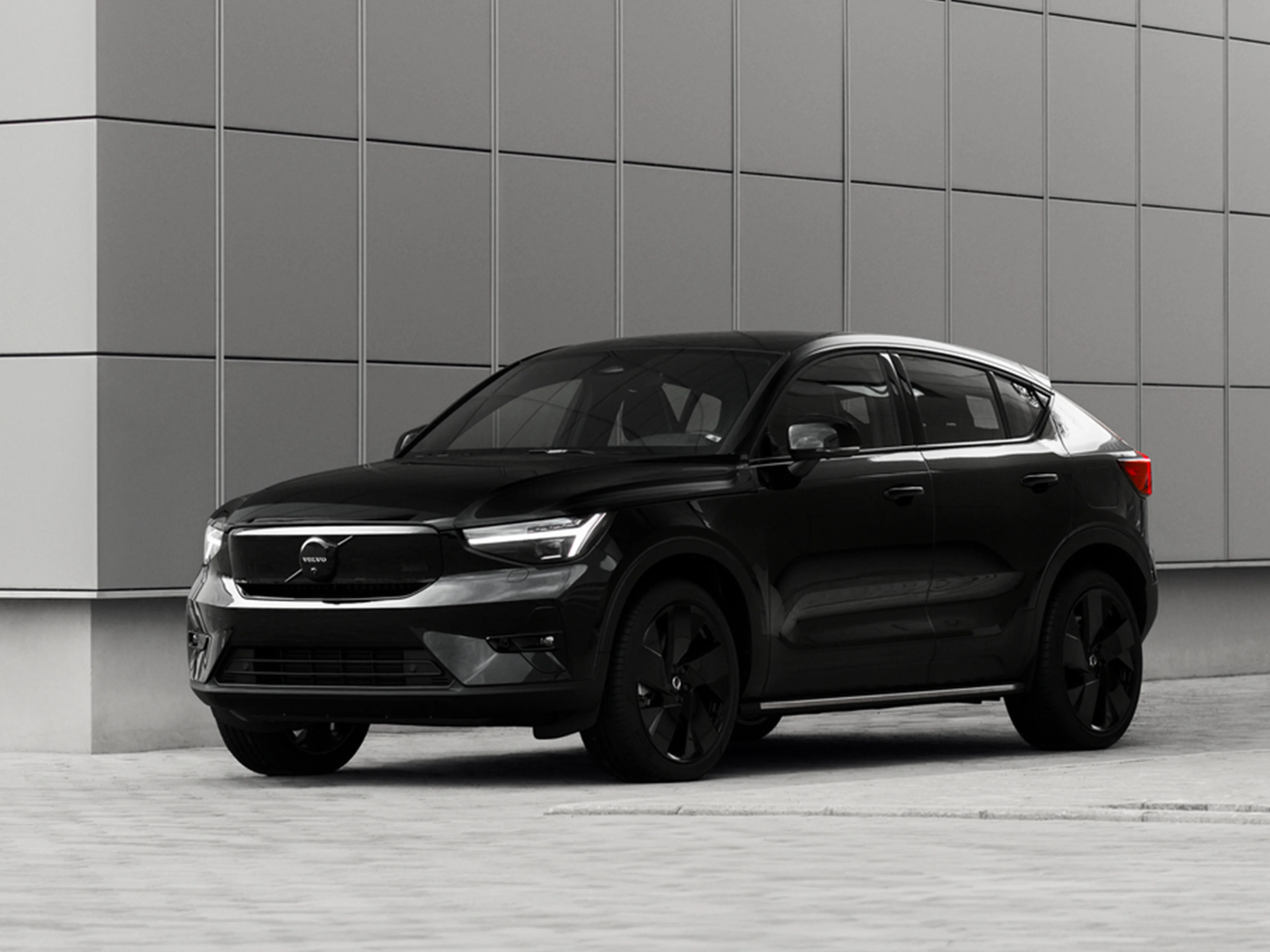 Täysin musta Volvo EC40 Black Edition täyssähköinen crossoverauto.