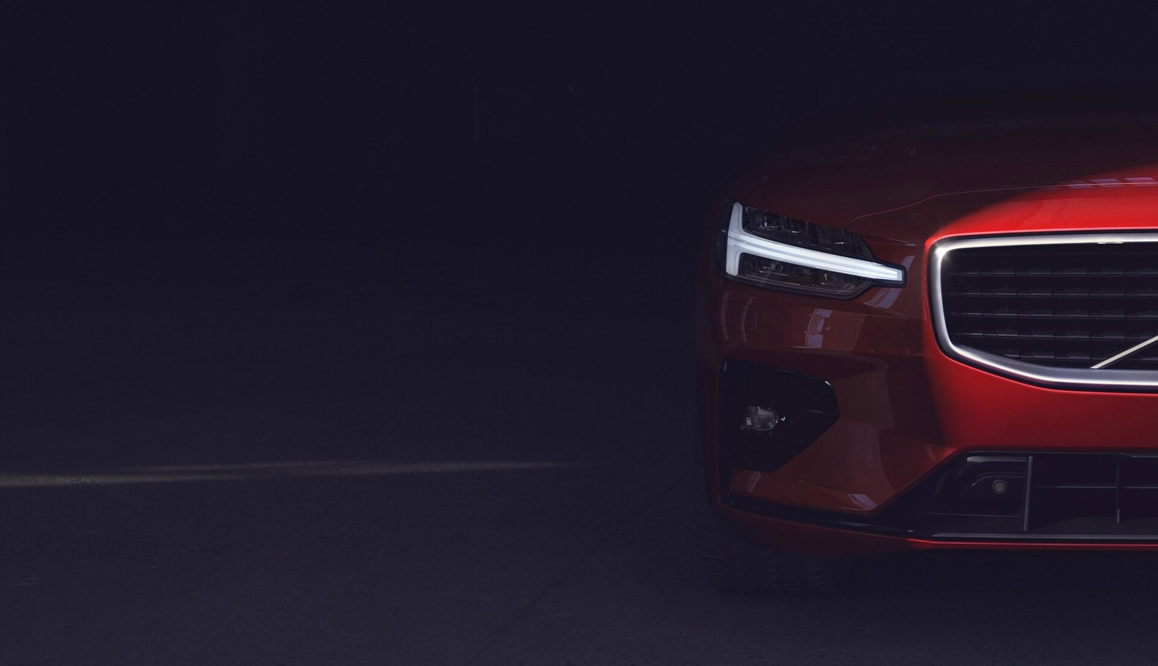 Piros Volvo eleje sötét képen