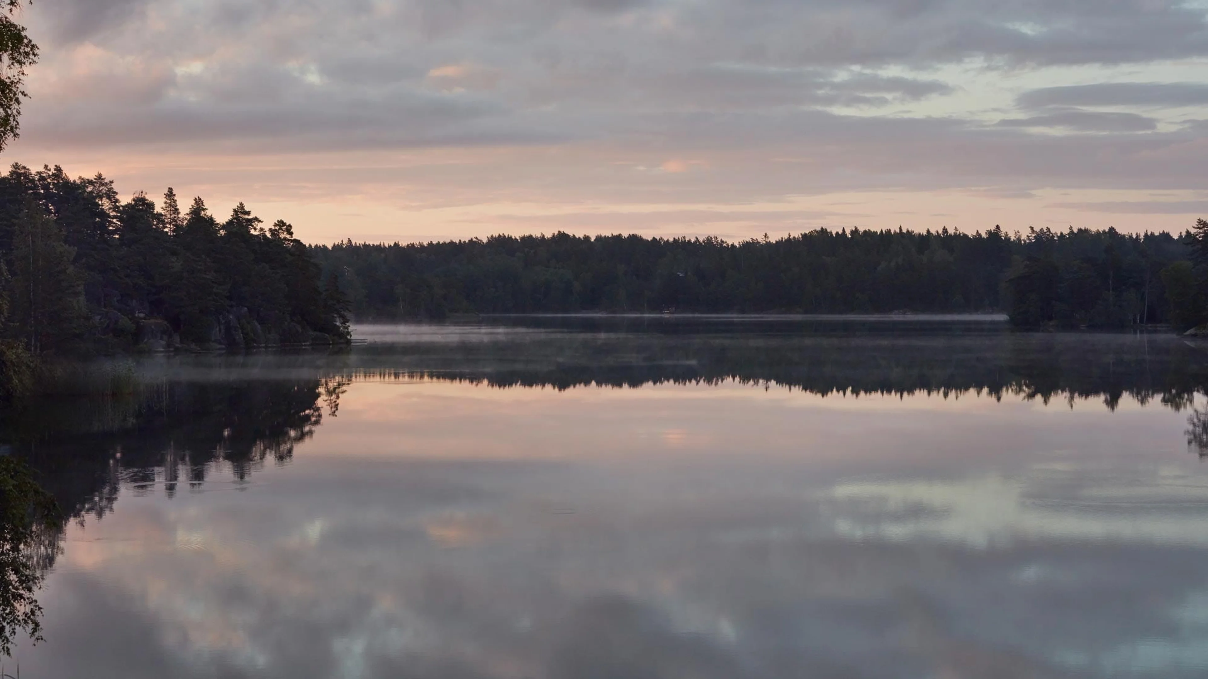 vue sur un lac au coucher de soleil
