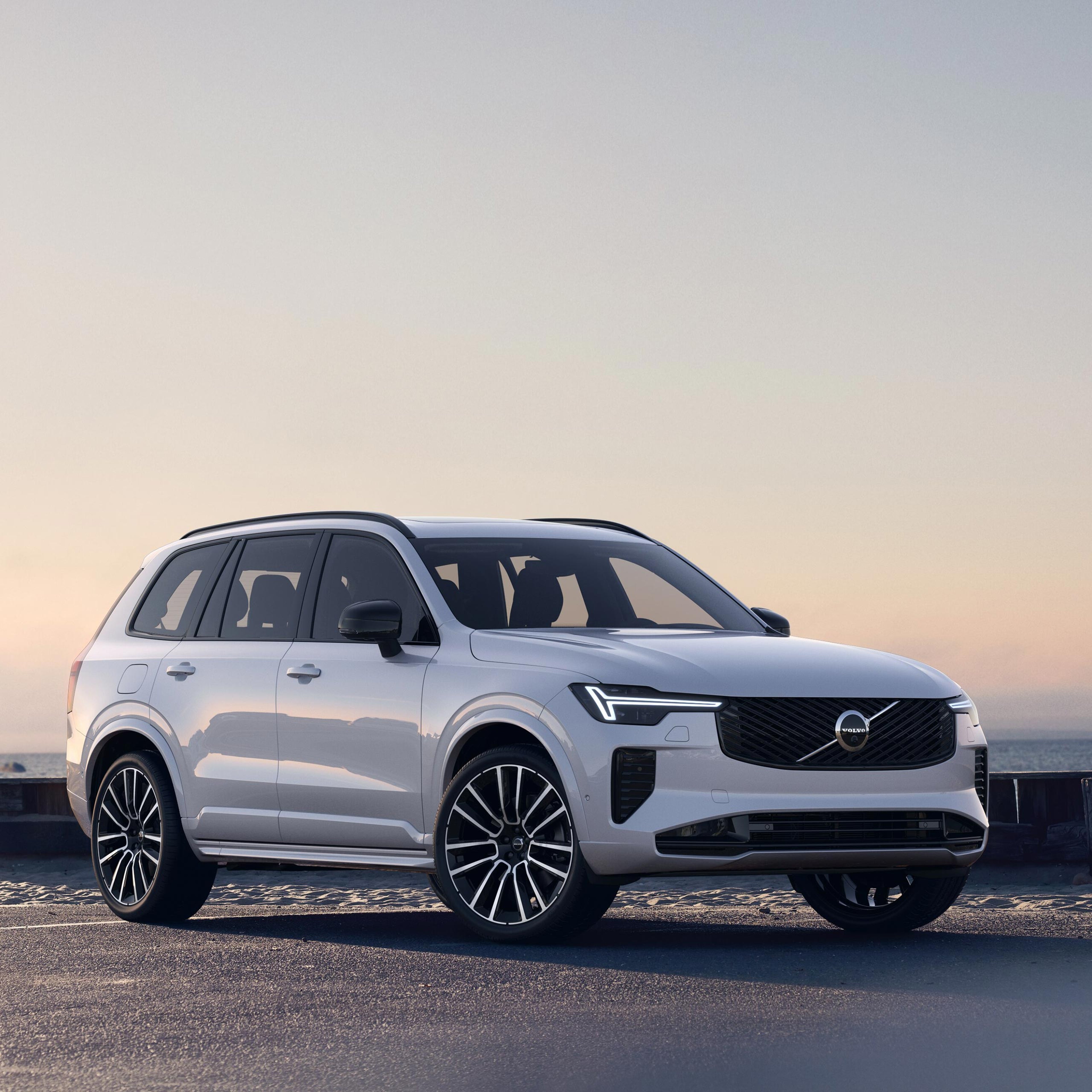 Volvo XC90 pysäköitynä rantatielle.