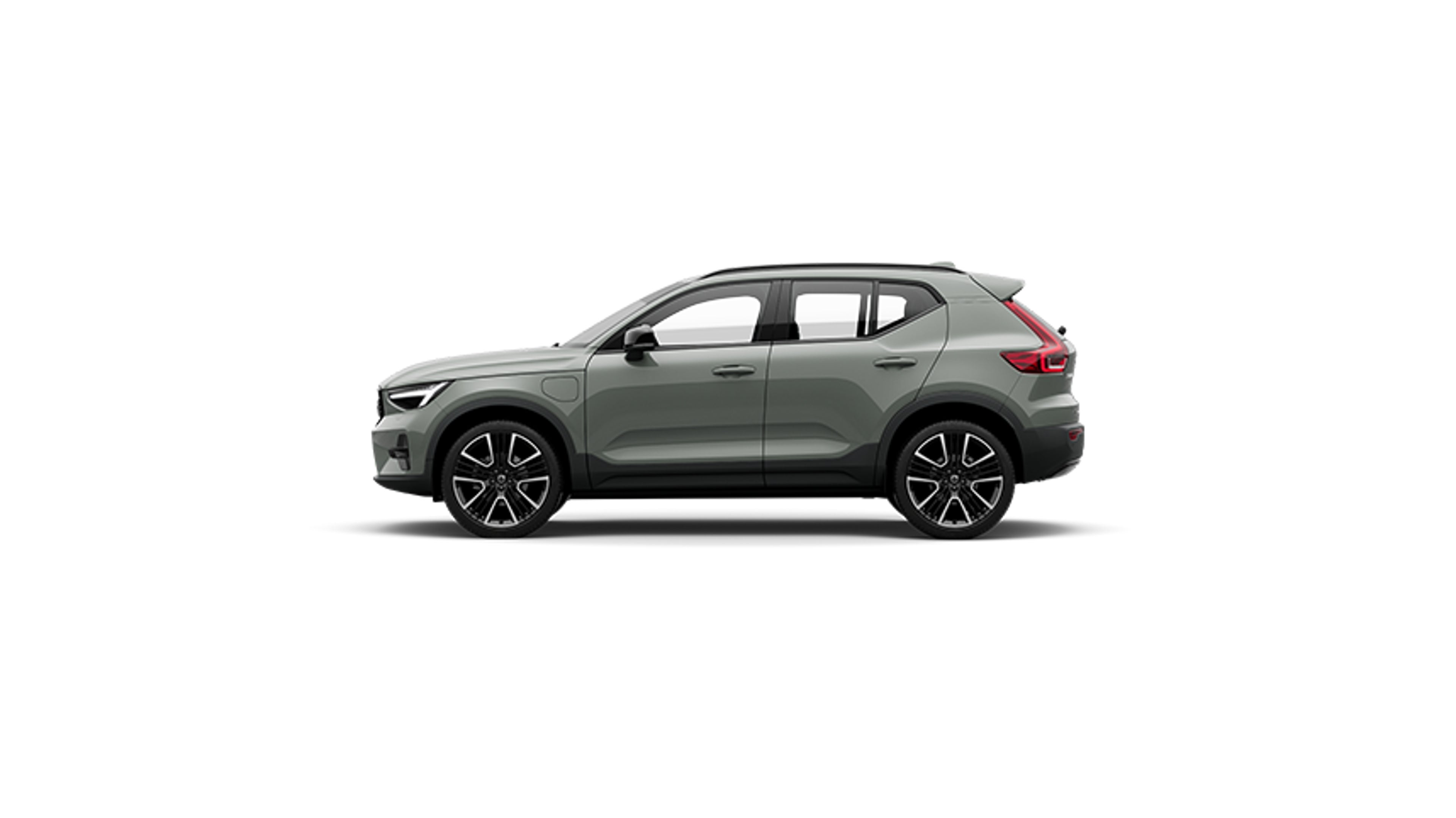 Profil latéral du Volvo XC40 Recharge vert sauge sur fond transparent, SUV électrique compact au design scandinave moderne