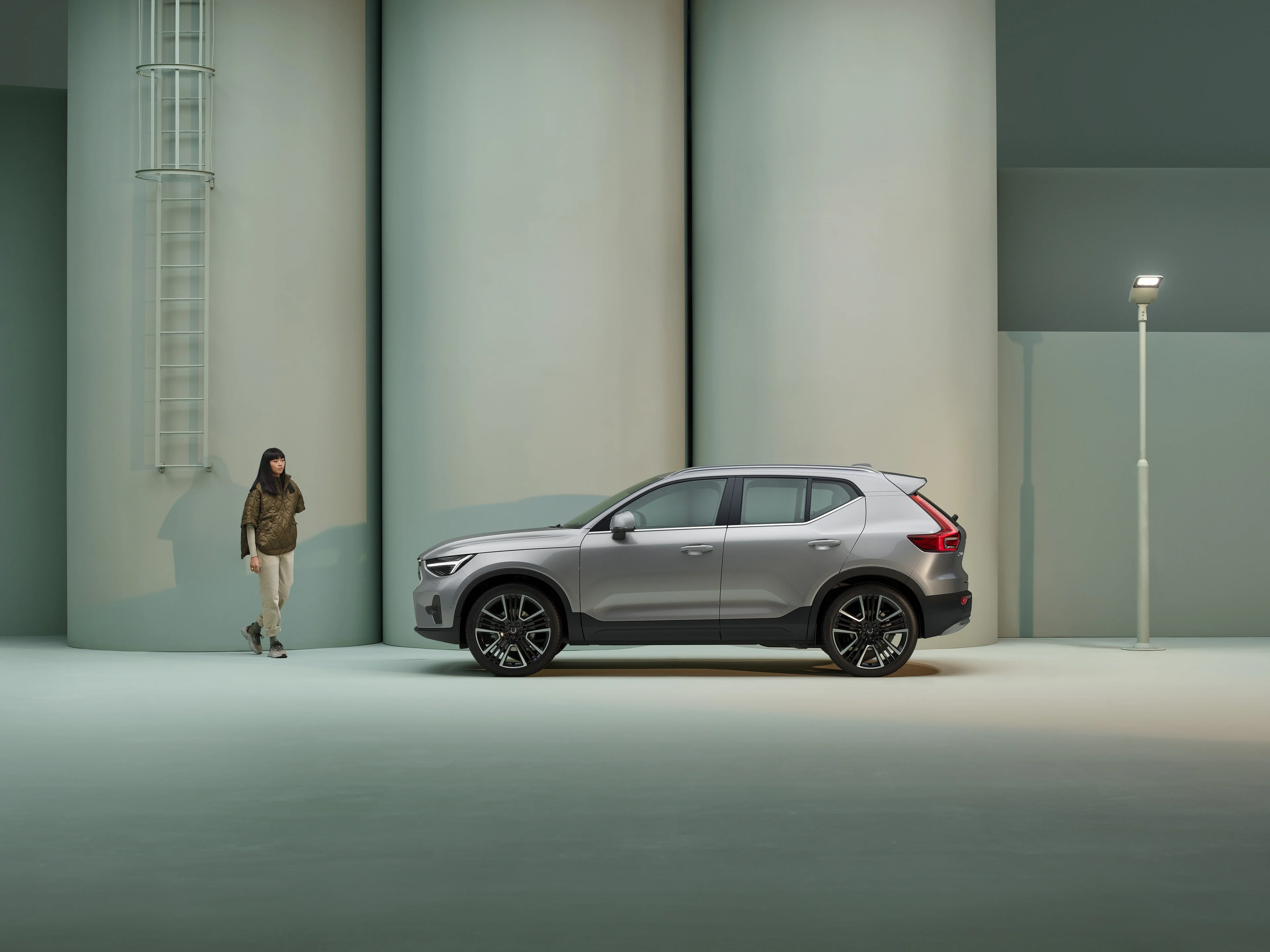 Volvo XC40 stojące bokiem na tle zielonej architektury