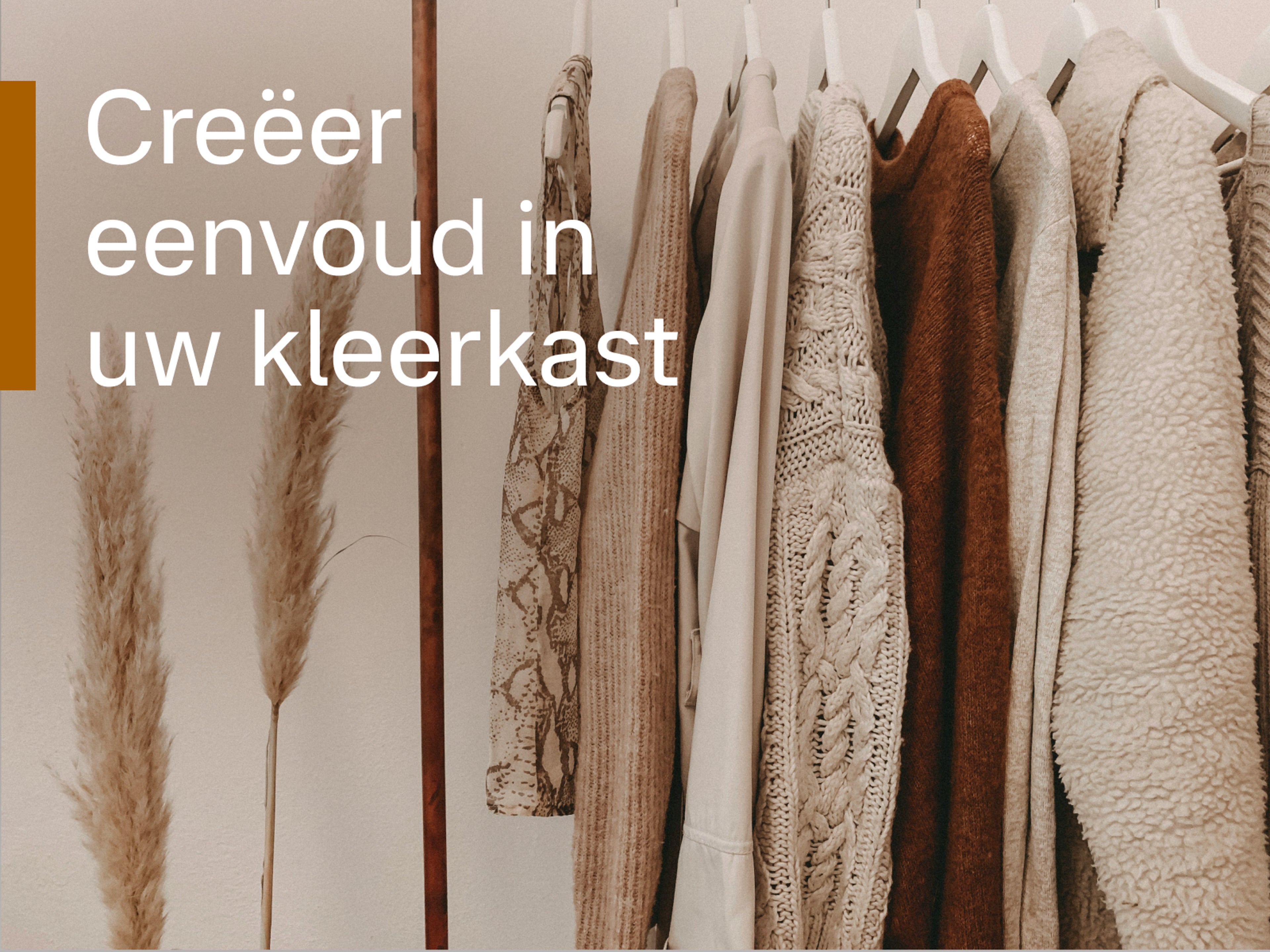 Een minimalistische kledingrek met zorgvuldig gekozen, neutrale kledingstukken, met een witte tekst op de voorgrond: Creëer eenvoud in uw kleerkast.