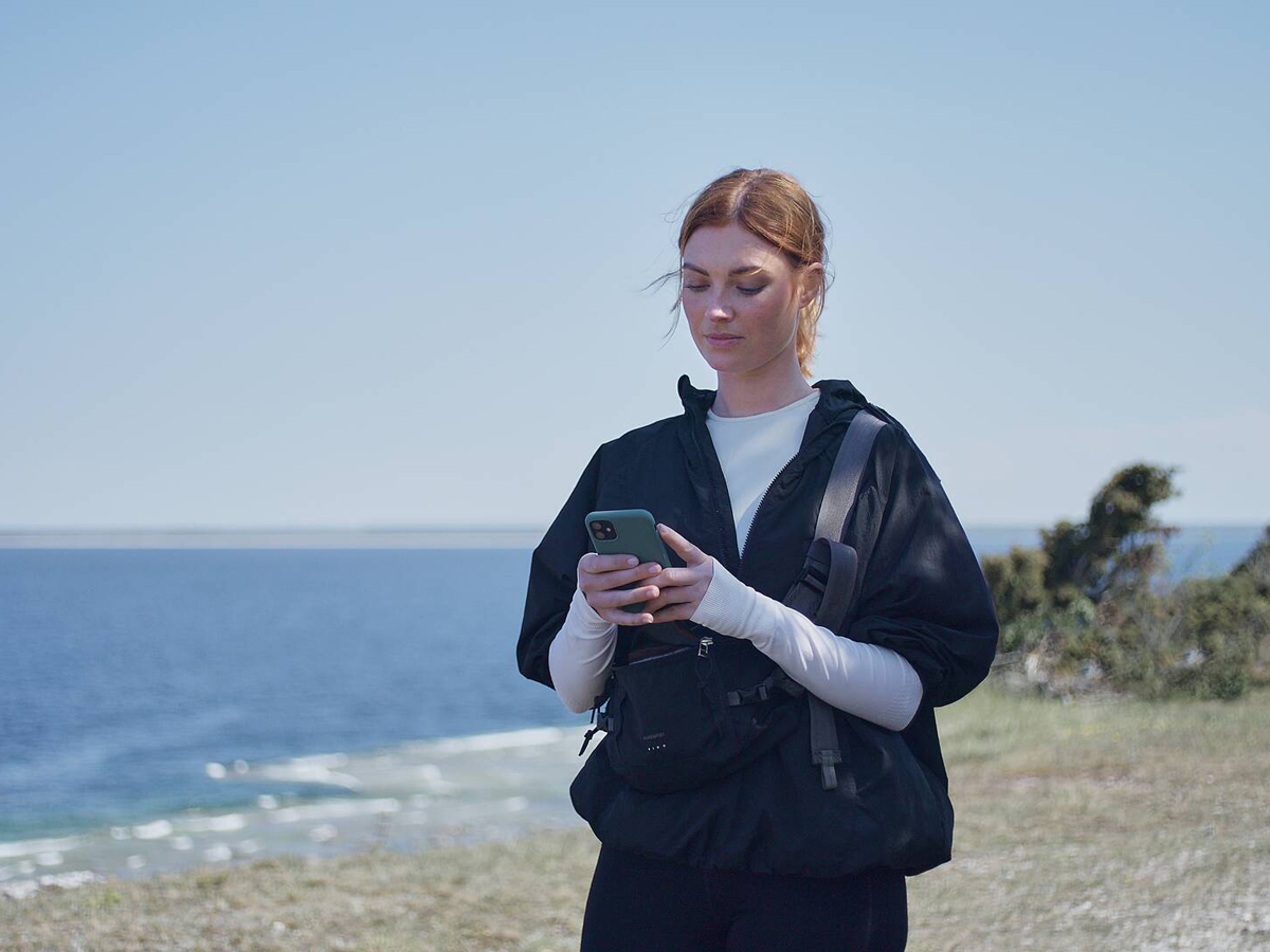 En man pratar i mobil