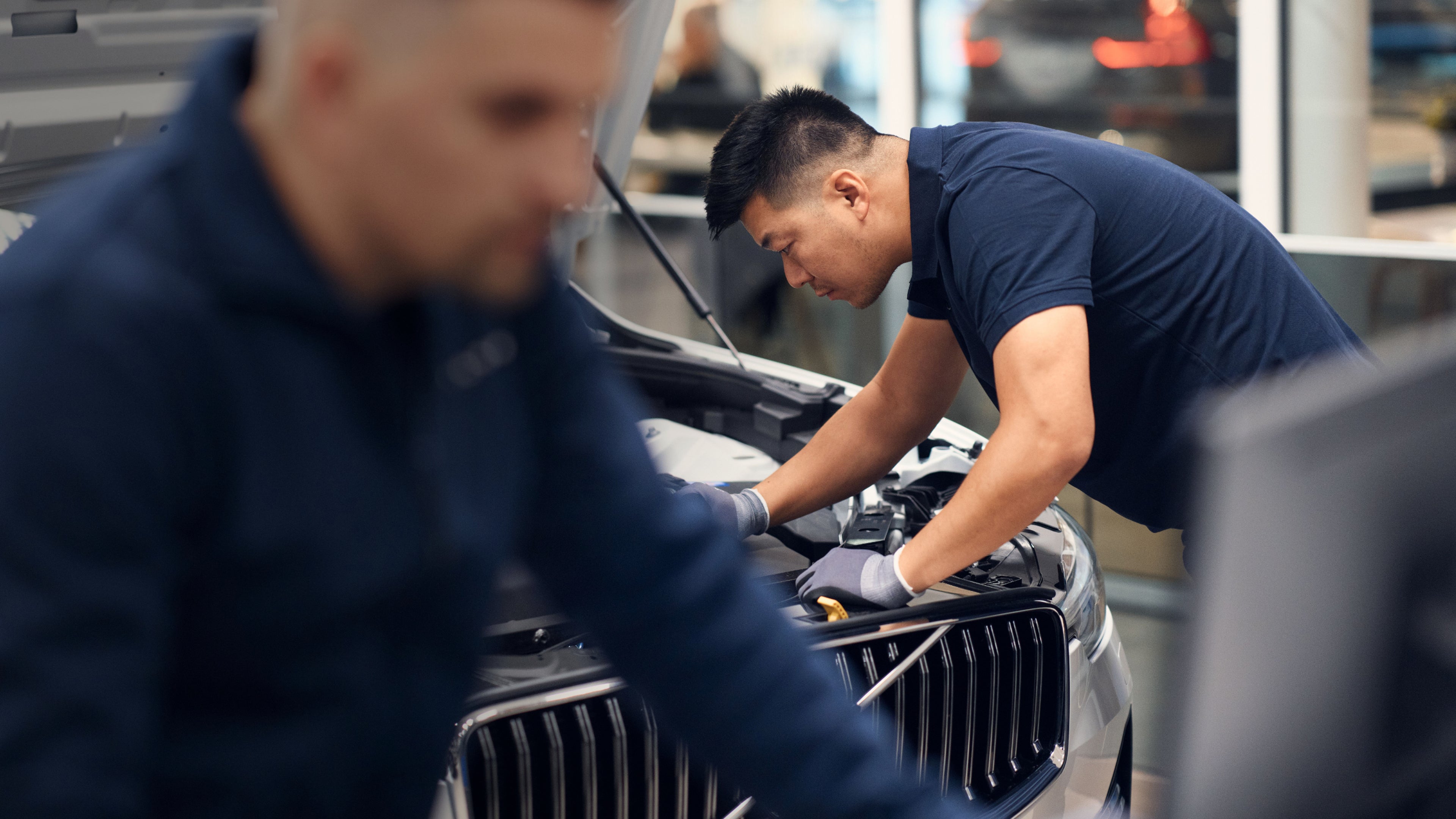 Ein Volvo Mitarbeiter arbeitet an einem Motor.