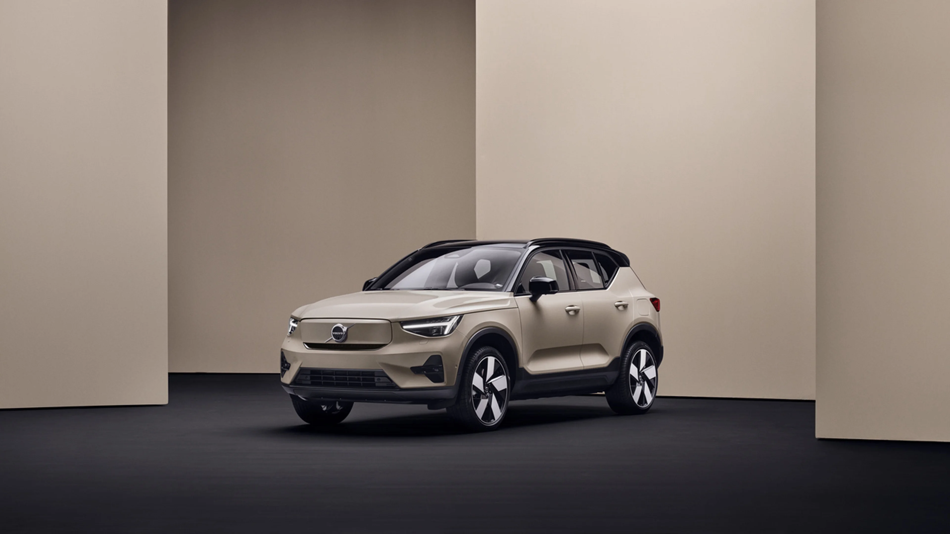 Volvo EX40 sable et dune de trois quart