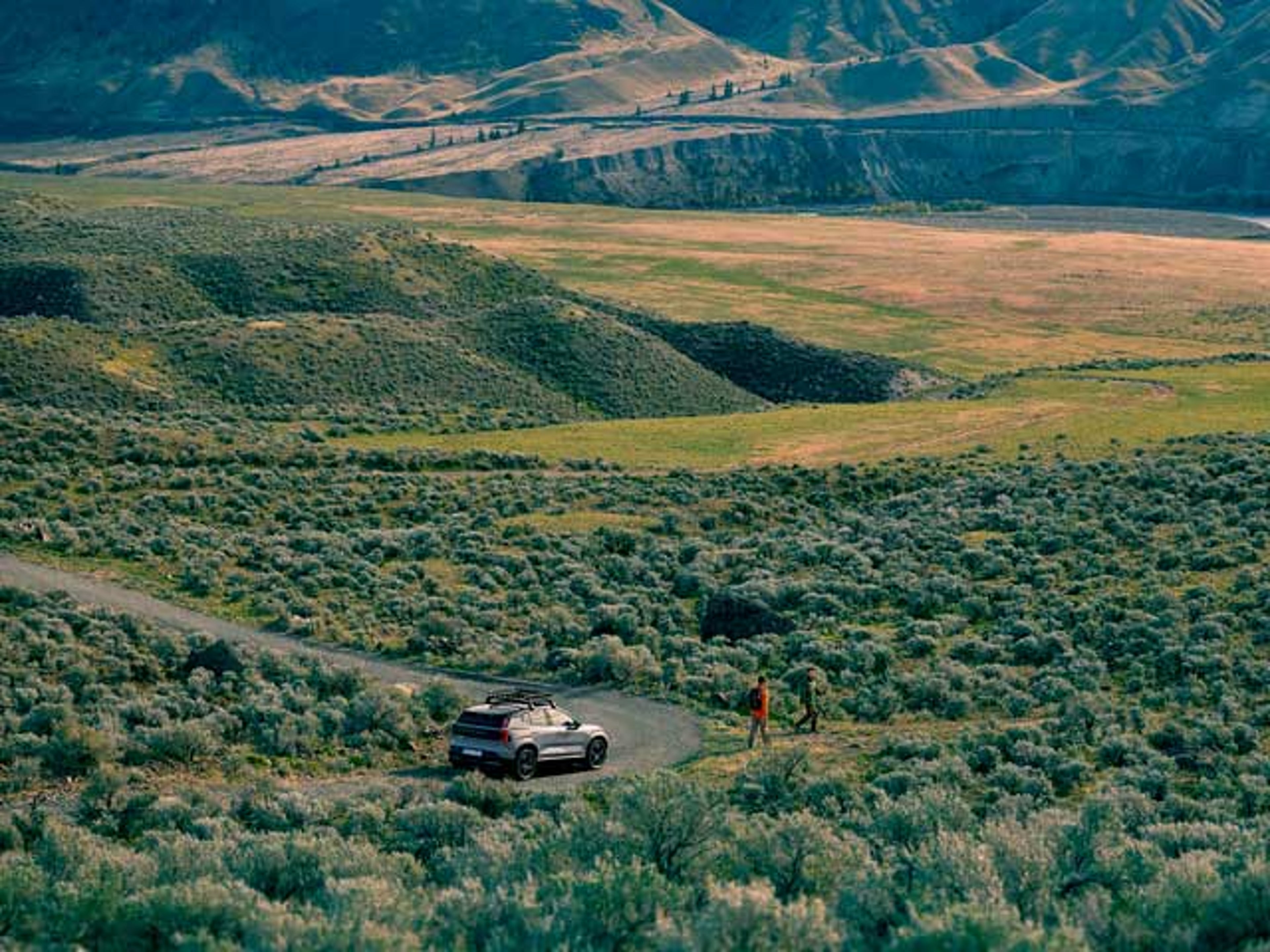 Un vehículo Volvo en medio del campo en una carretera secundaria