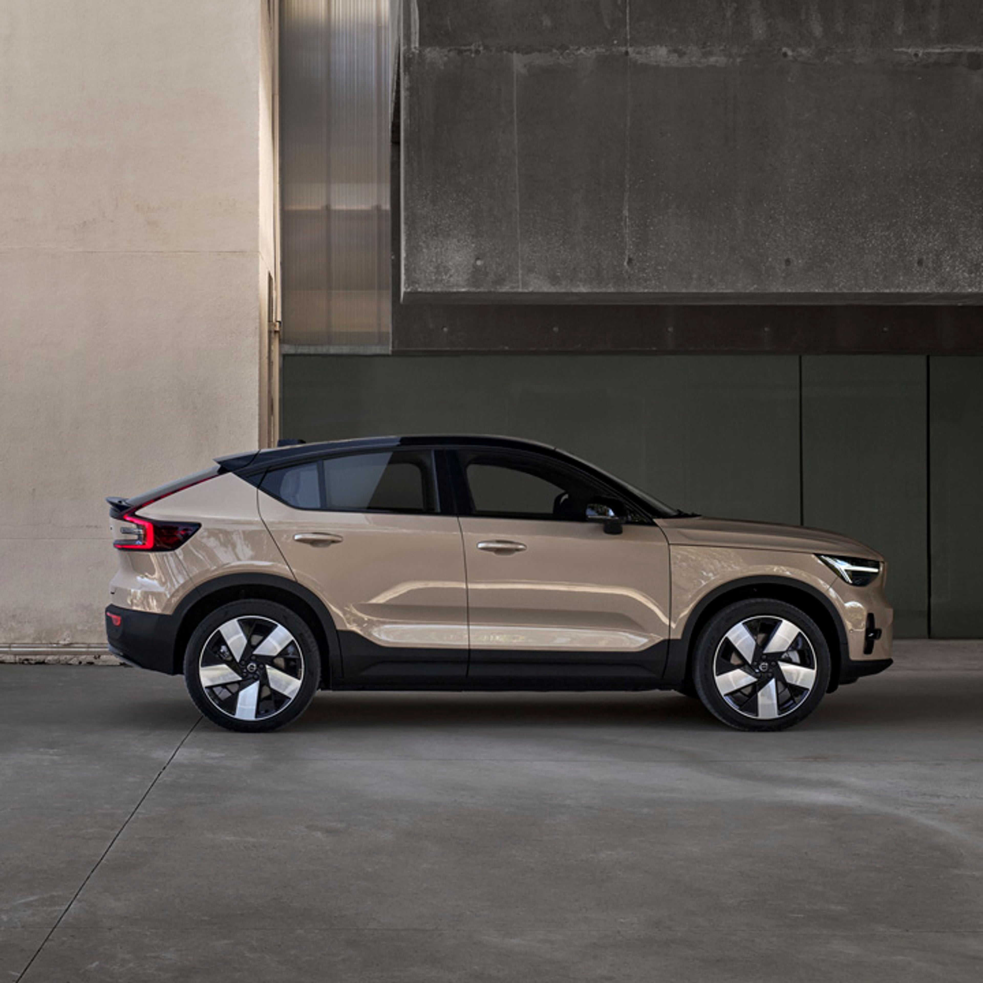 Volvo EC40 vista lateral