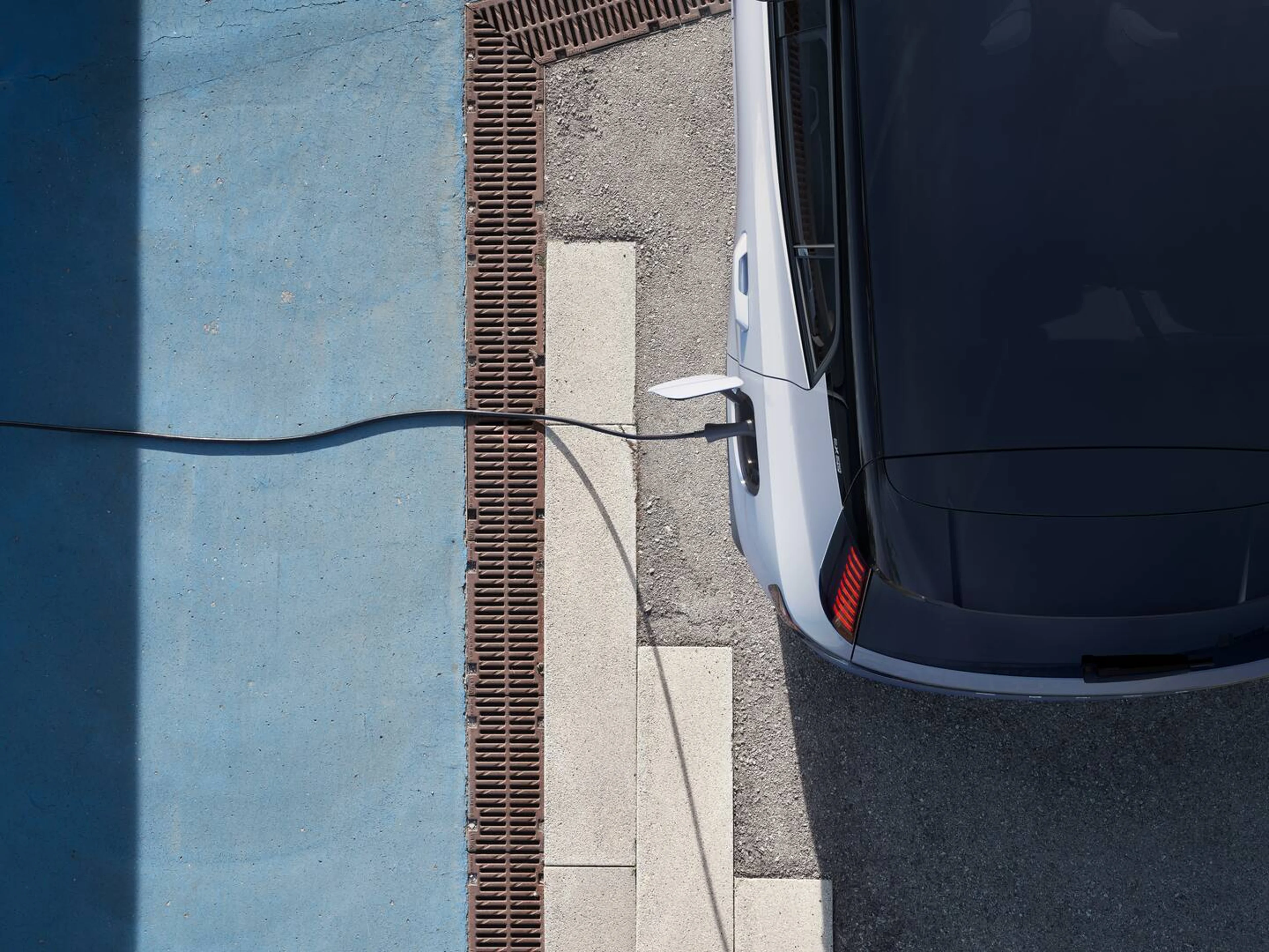 Volvo EX30 at an angle with awards shown