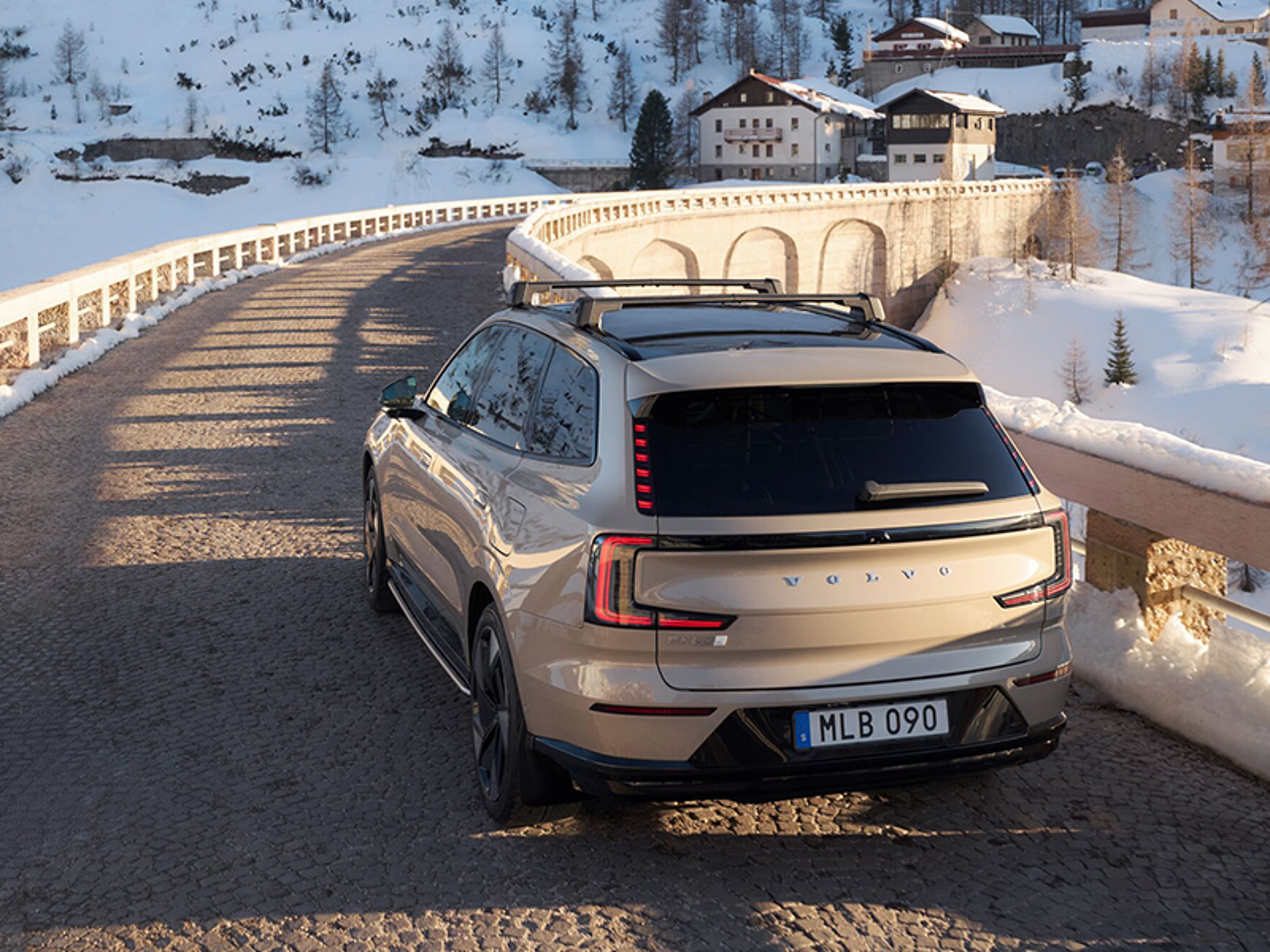 Volvo EX90 som kör i ett snöig landskap