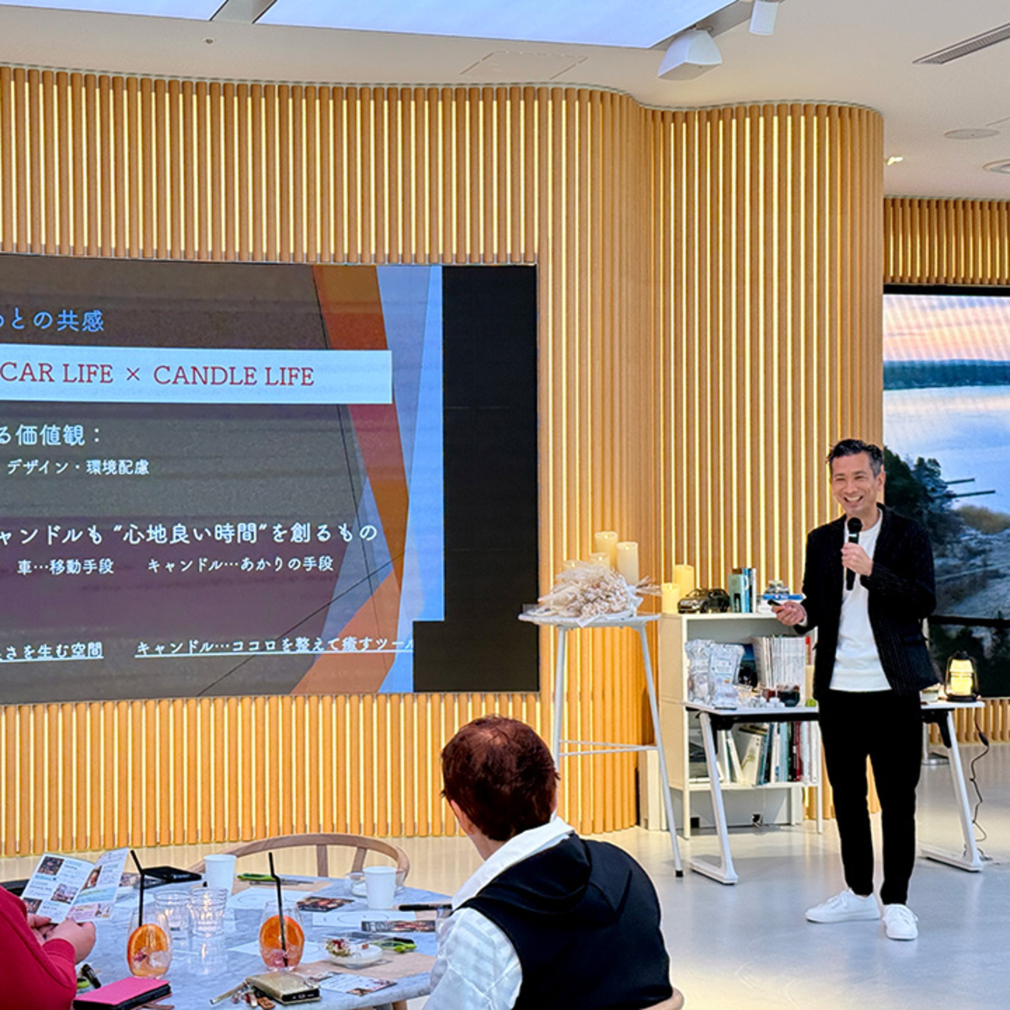キャンドルとボルボのクルマとの相性の良さを語る金指さん