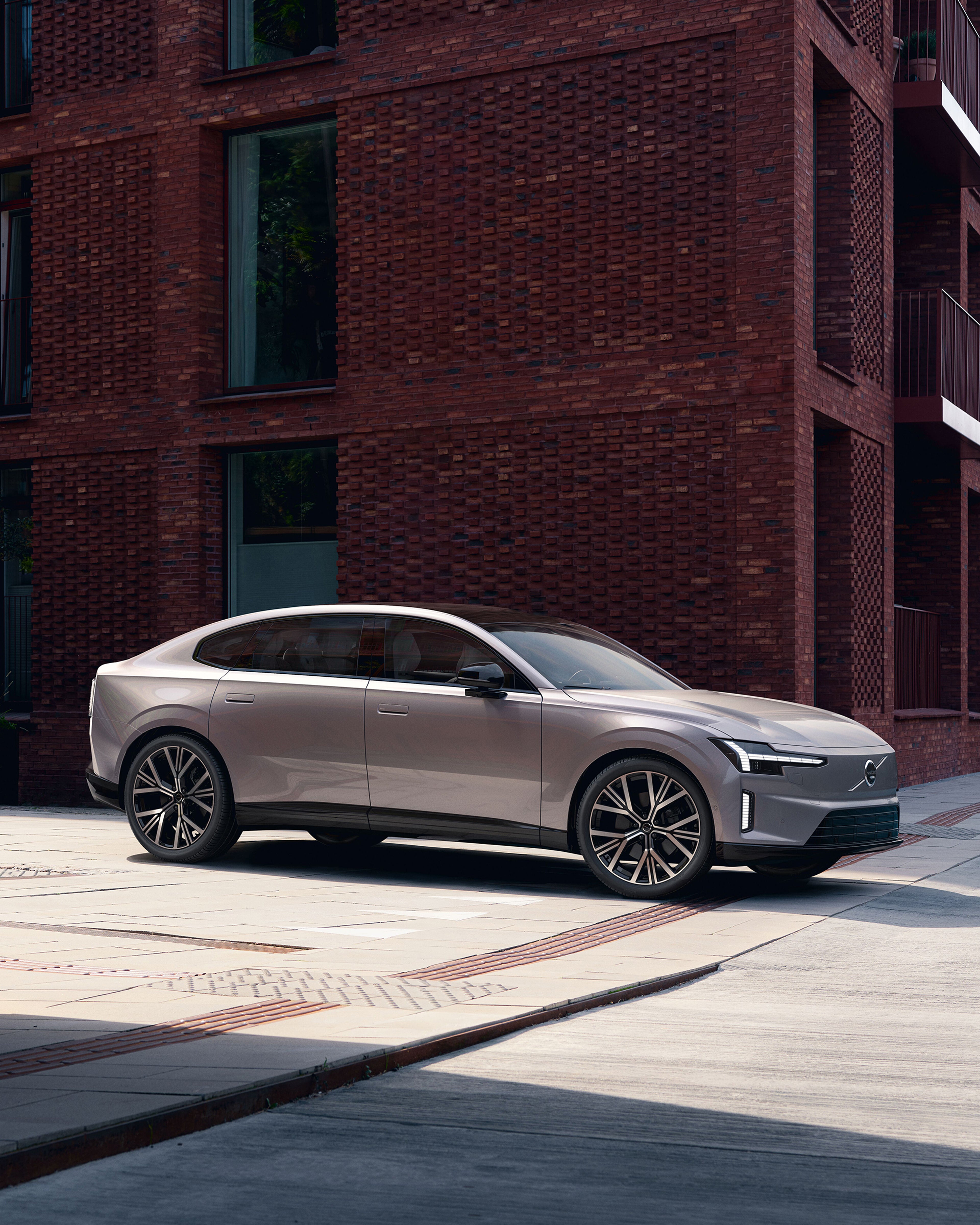 Volvo ES90 a noleggio per aziende e liberi professionisti