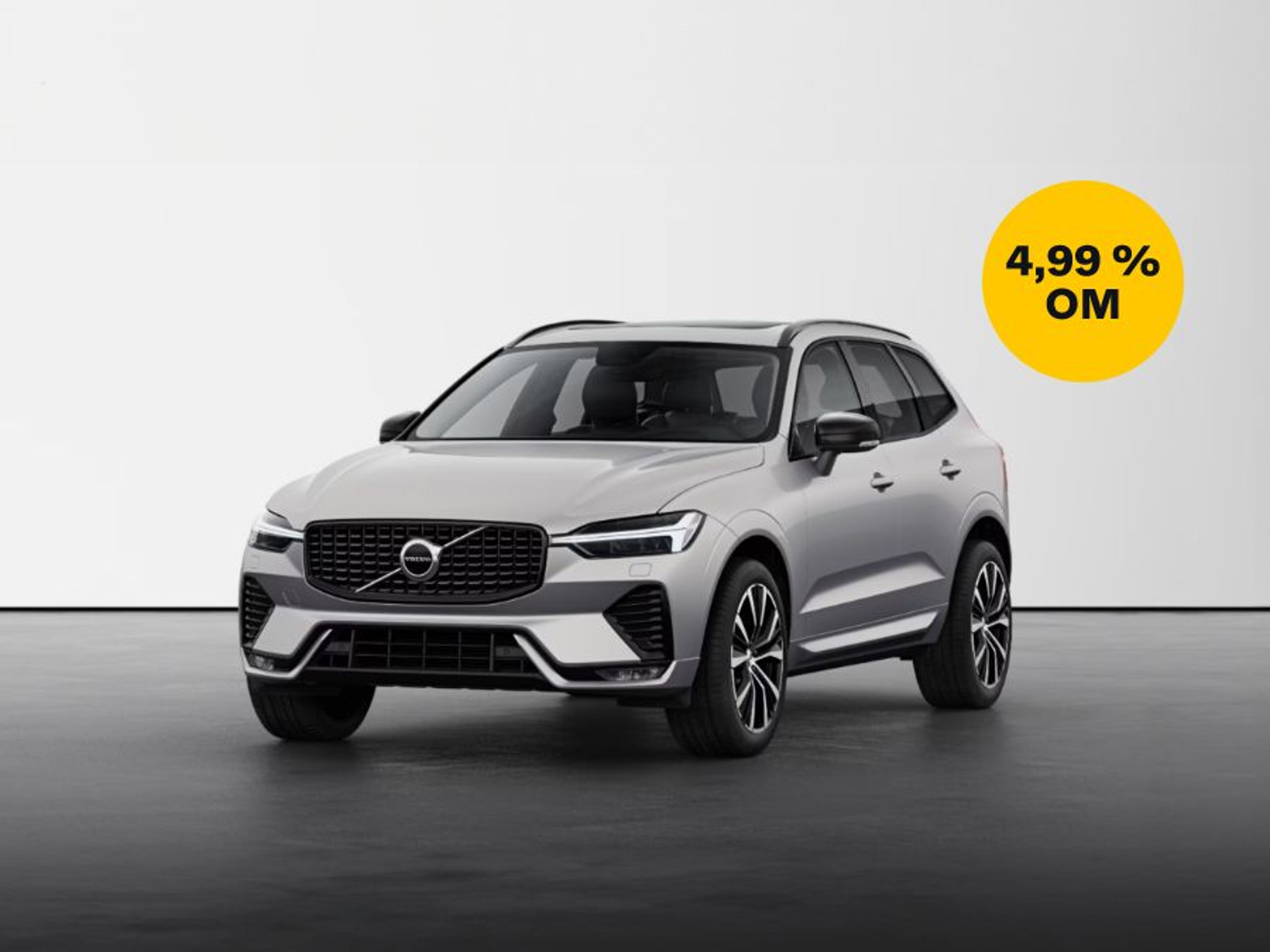 Srebrni Volvo XC60 v studijskem okolju.